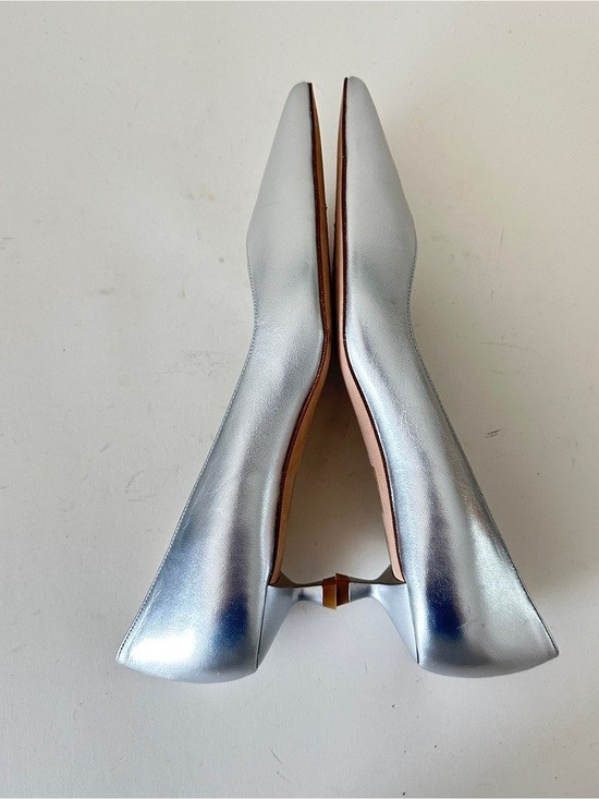 NEW Stuart Weitzman Eva 35 Silver Leather Pointed-Toe Kitten Heel Pumps, Sz 8.5
