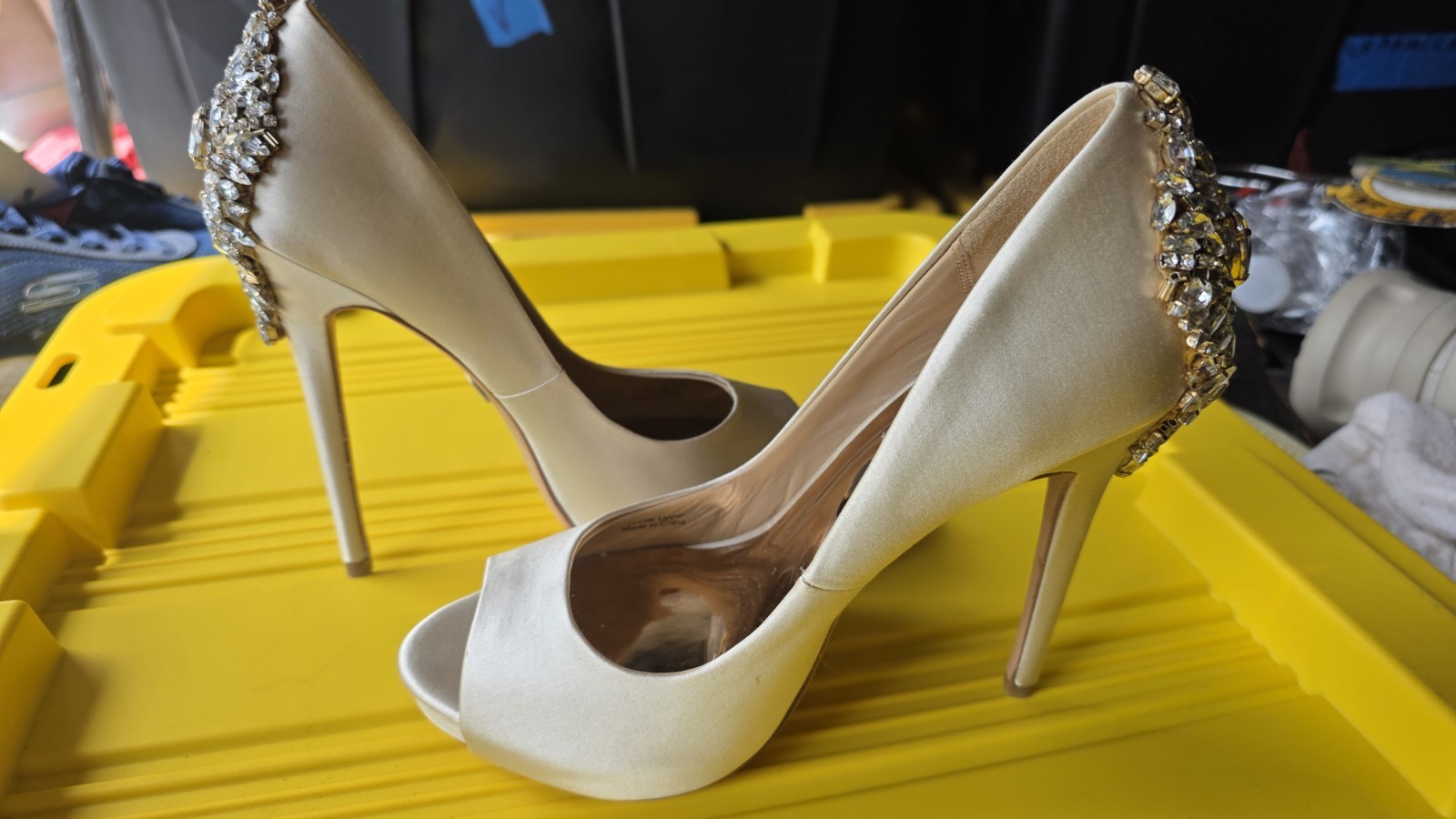 Badgley Mischka Kiara Champagne Satin Crystal Embellished Peep Toe Pumps Size 7M