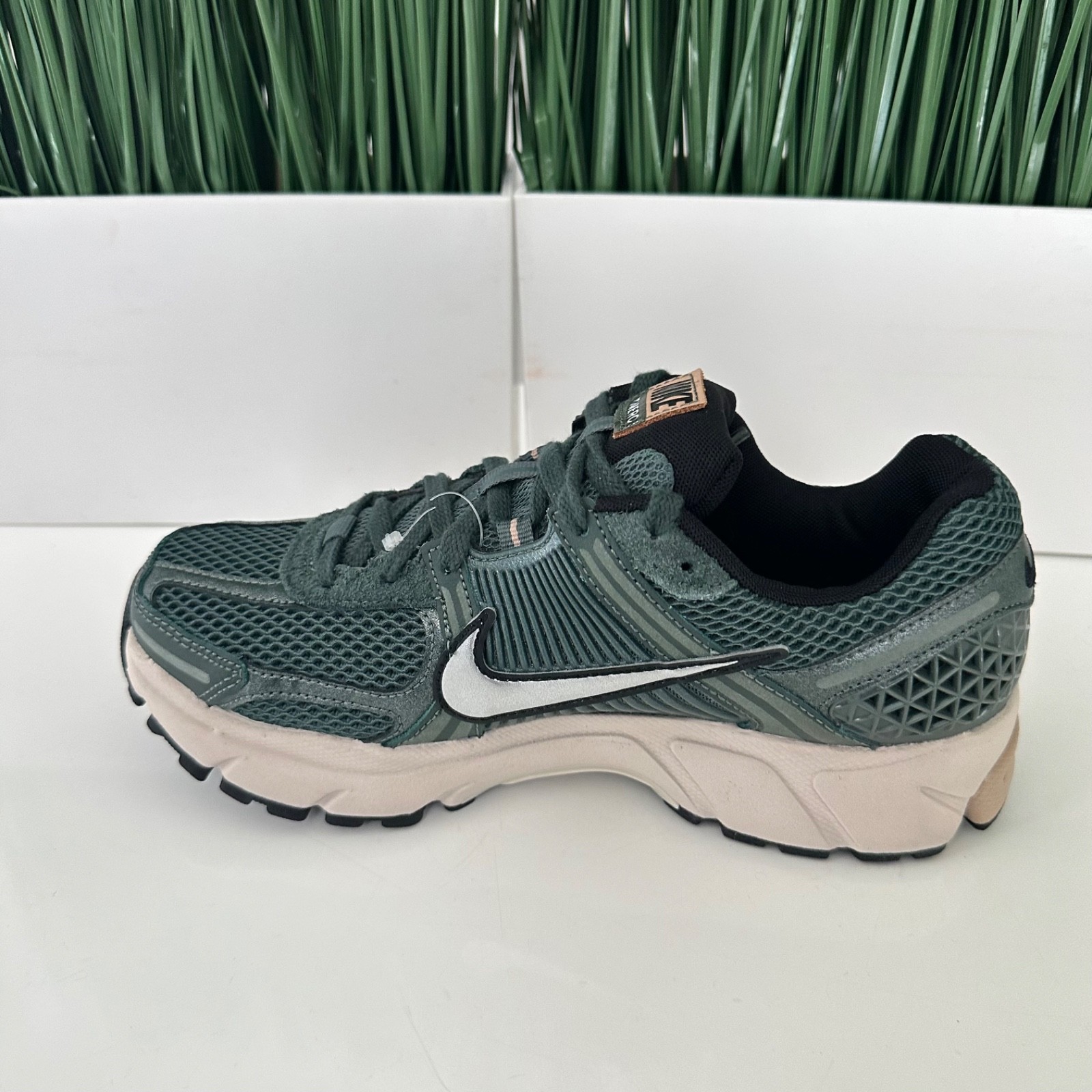Nike Zoom Vomero 5 NBY Womens Running Shoes Vintage Green FN6742-300 Size 8.5