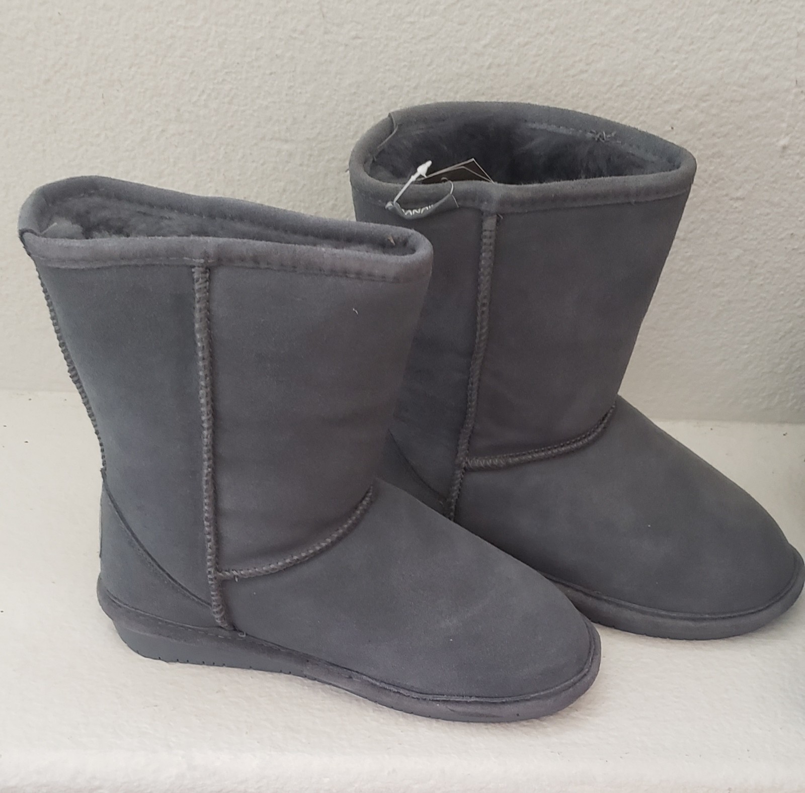 Bearpaw Women’s Emma Short Boot 608W Gray Womens Size 7 Suede Leather