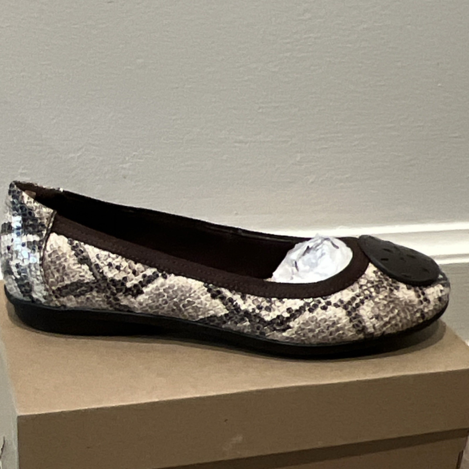 Clarks Taupe Snake Pattern Slip On Ballet Flats Comfort Round Toe Women’s 7 W