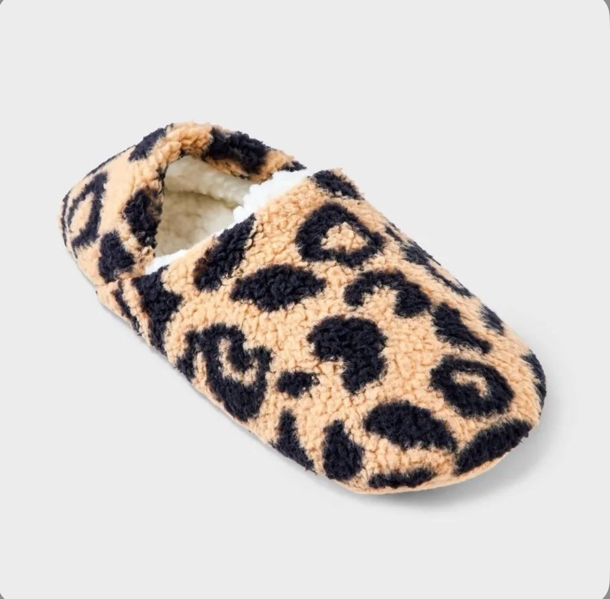 Auden 2 pairs of Fuzzy slipper socks. Leopard Print & Solid White Sz M/L (8-10)