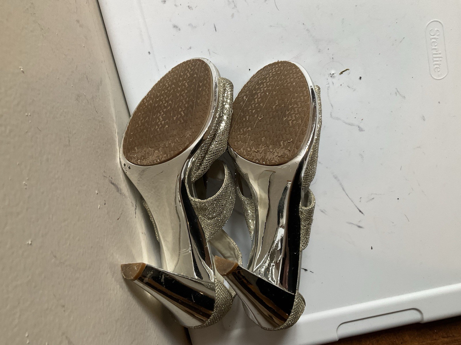 Michael Kors Berkeley T strap stiletto sandals silver shiny glitter 10 M zip