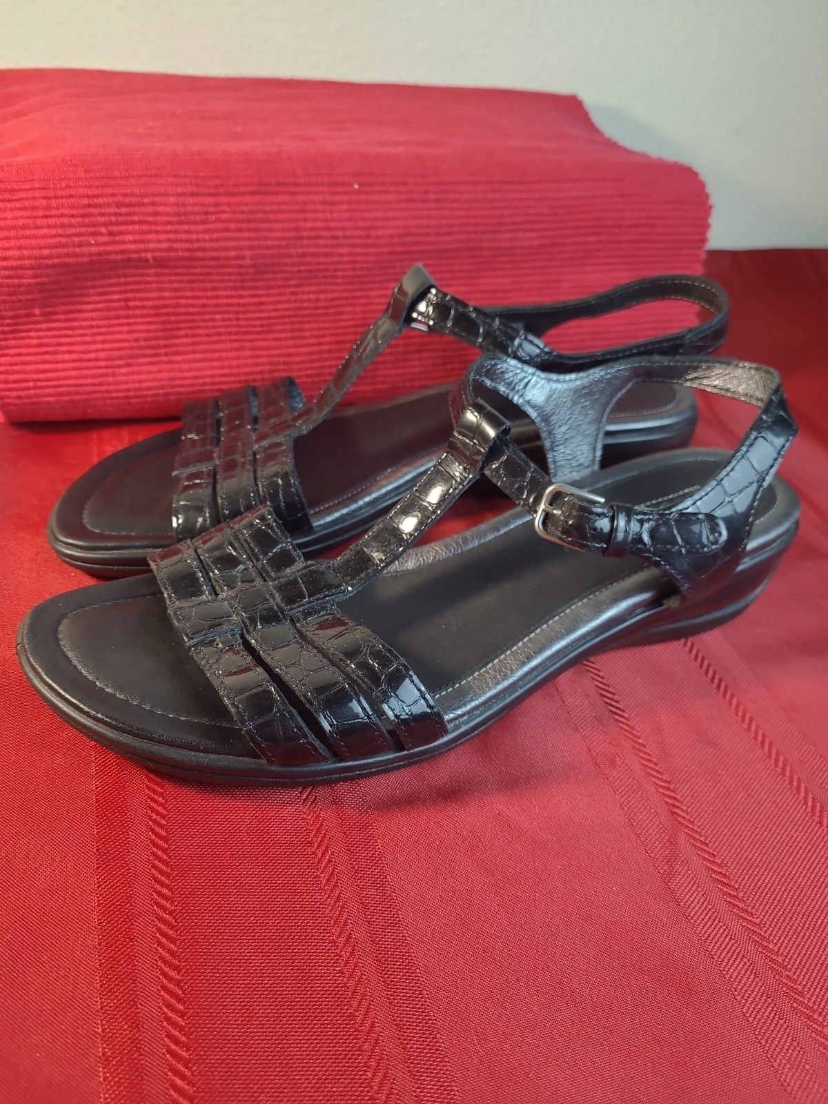 Ecco Sensata T-Strap Wedge Black Croc Embossed Patent Leather 40 Sandals