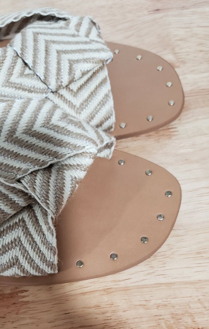 💥💥Women’s Louise Chevron Print Knotted Slide Sandals – Universal Thread Tan 10
