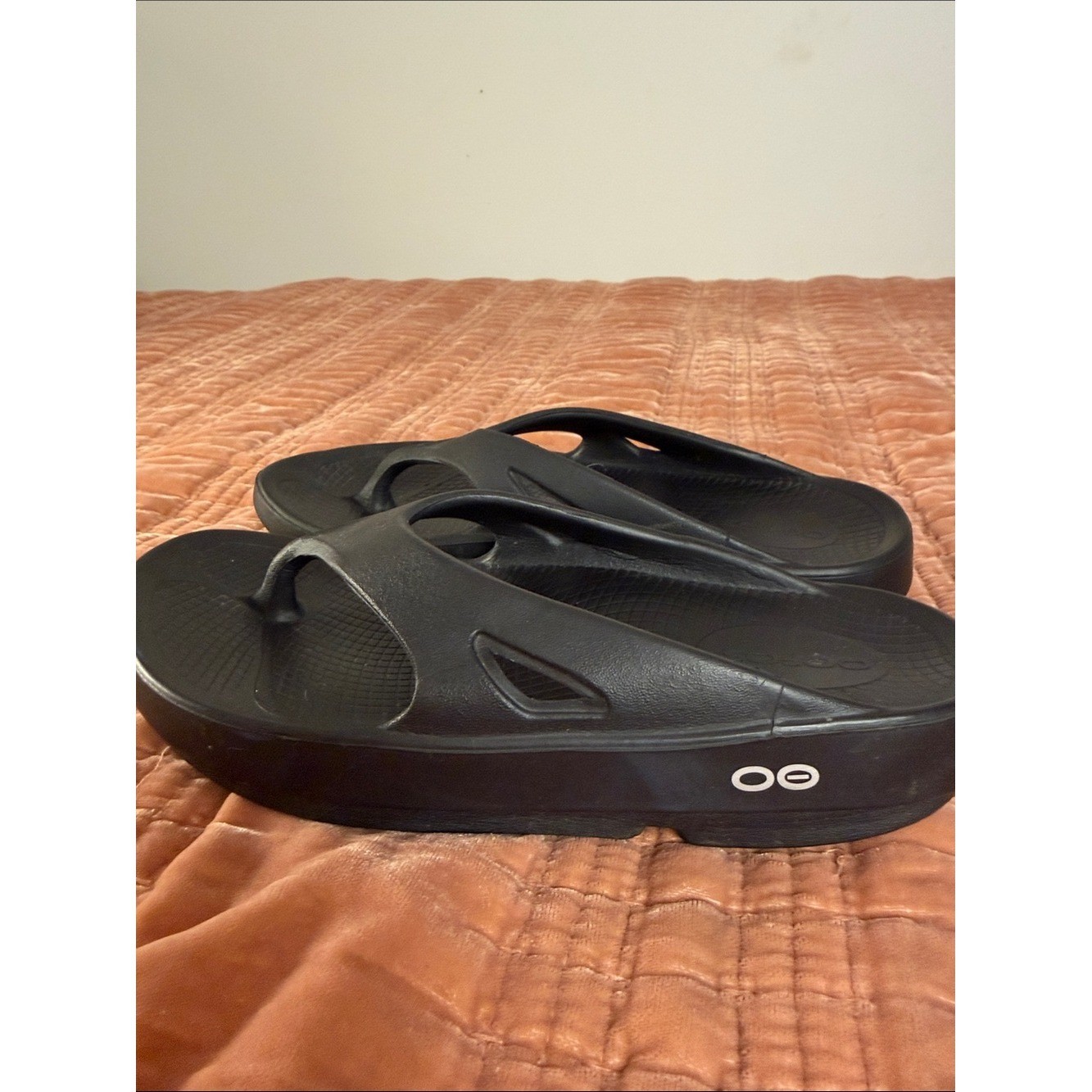 OOFOS Black Platform Foam Flip Flops W6, M4