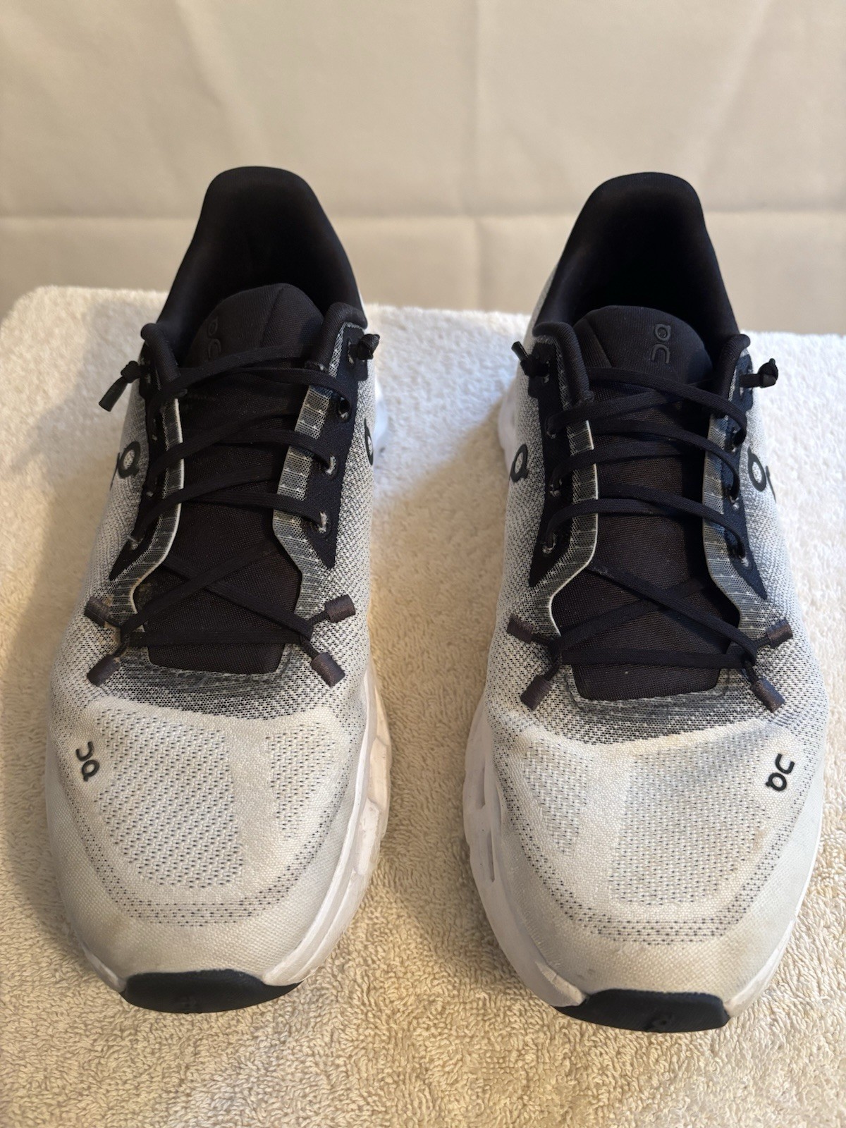 On Running Cloud Women’s Sneakers 8.5 White Black Swiss Engineering Lightweight