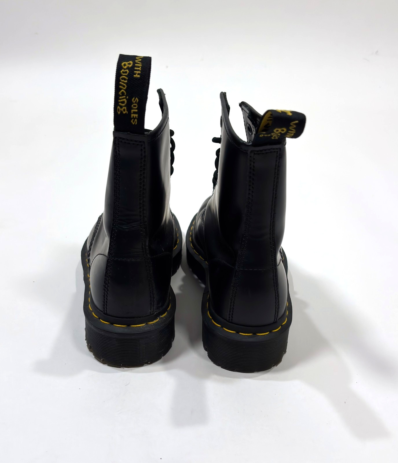 Dr. Martens 1460 Classic Smooth Leather Lace Up Boots – Mens 7 / Womens 8