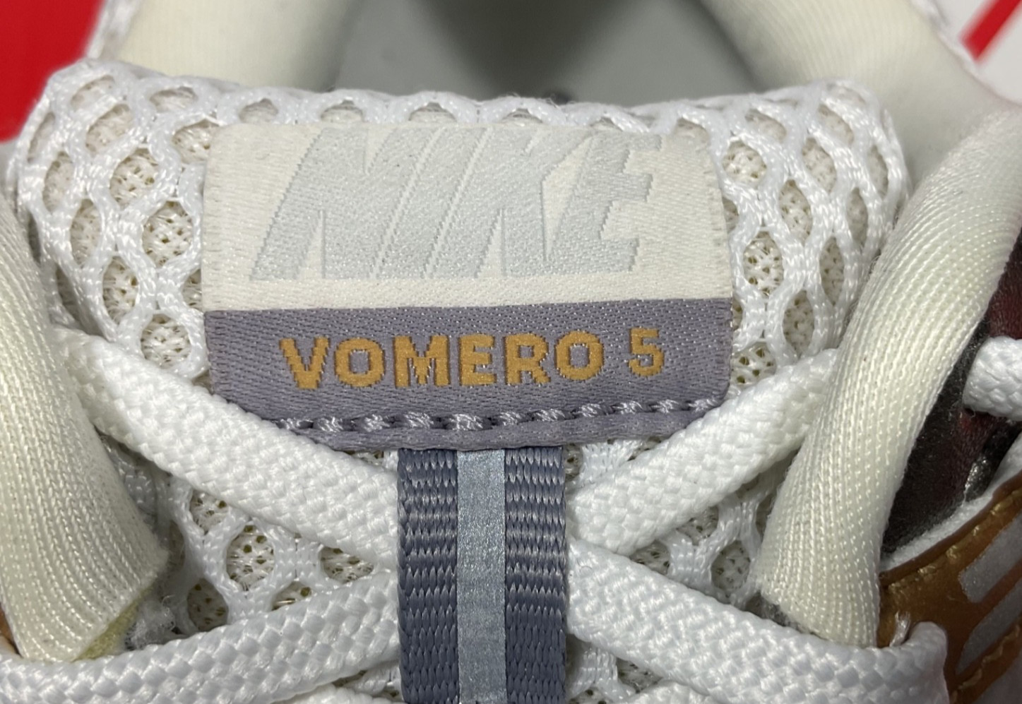 NIKE Zoom Vomero 5 Sneaker Mens 9 Womens 10.5 White/Gray/Gold HJ7247 099 NIB
