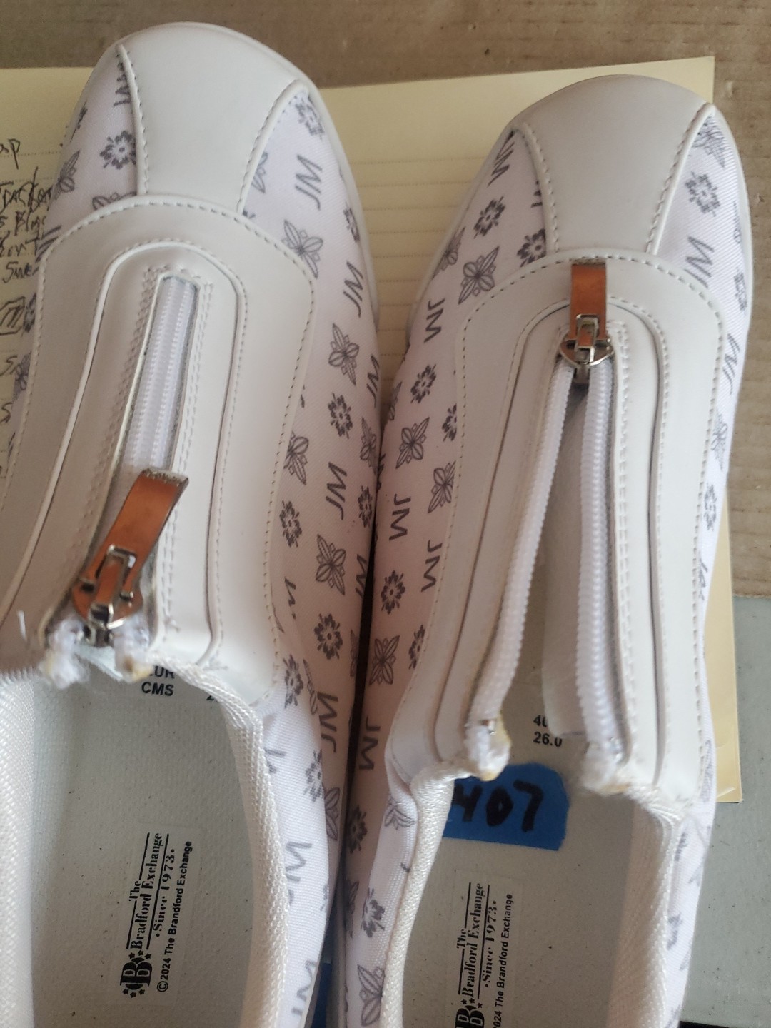 BRADFORD EXCHANGE WOMAN SNEAKERS SIZE 8.5. WHITE AND WITH JM LOGO ZIPPER