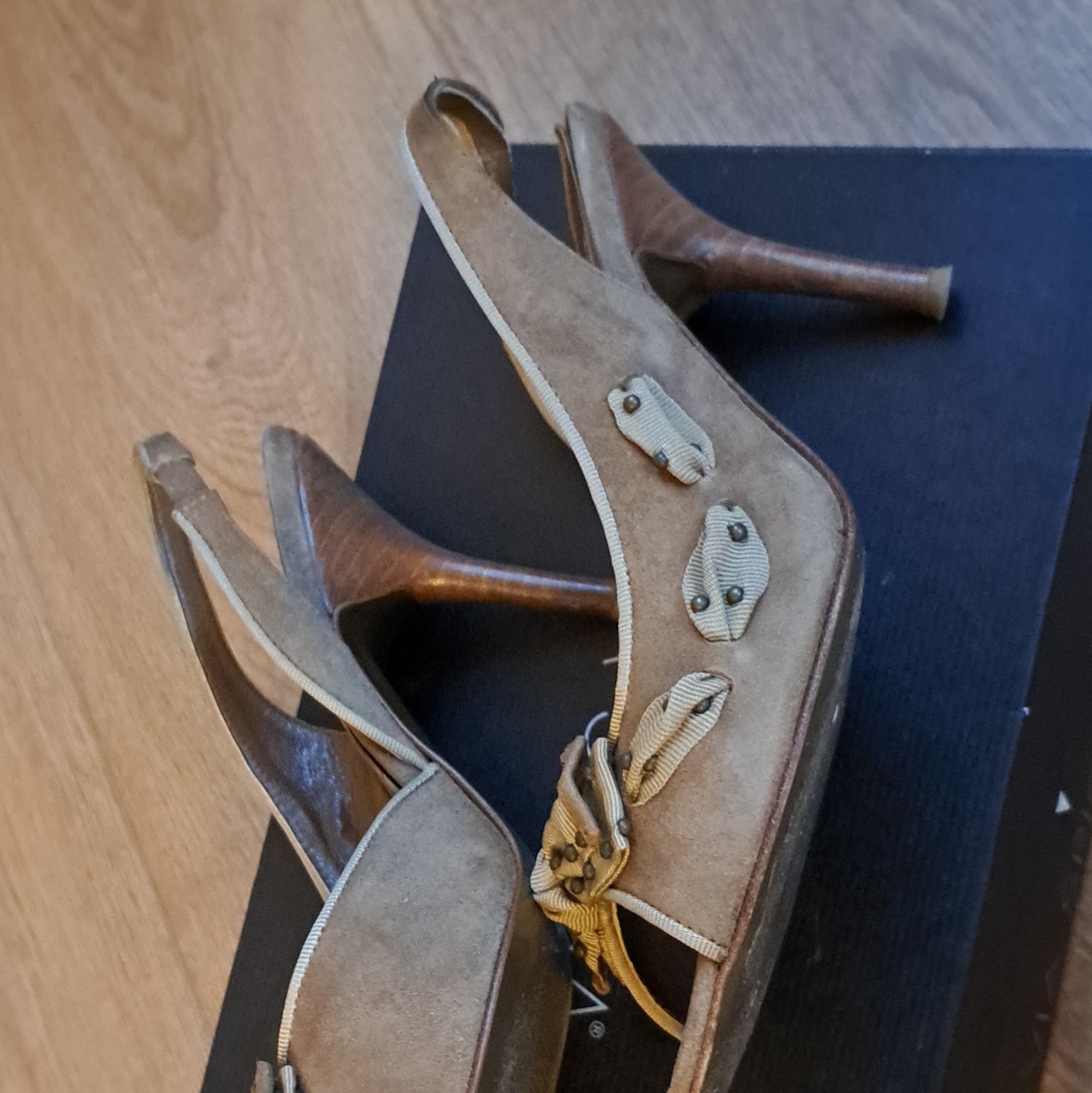 Via Spiga Women’s Beige Suede Open Toe Studded Bow Slingback Stiletto 8.5 M