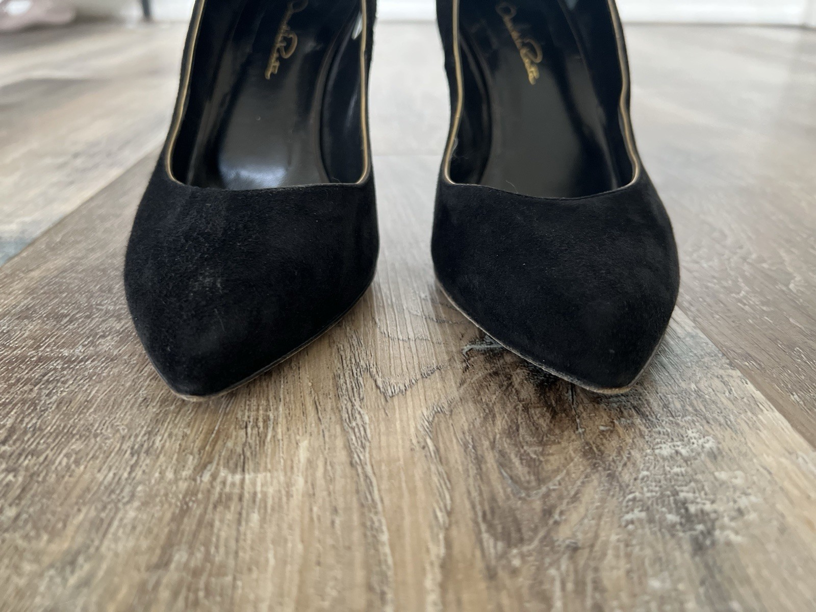 Oscar De La Renta Suede Pointed Toe Gold Trim Designer Evening Pumps size 38