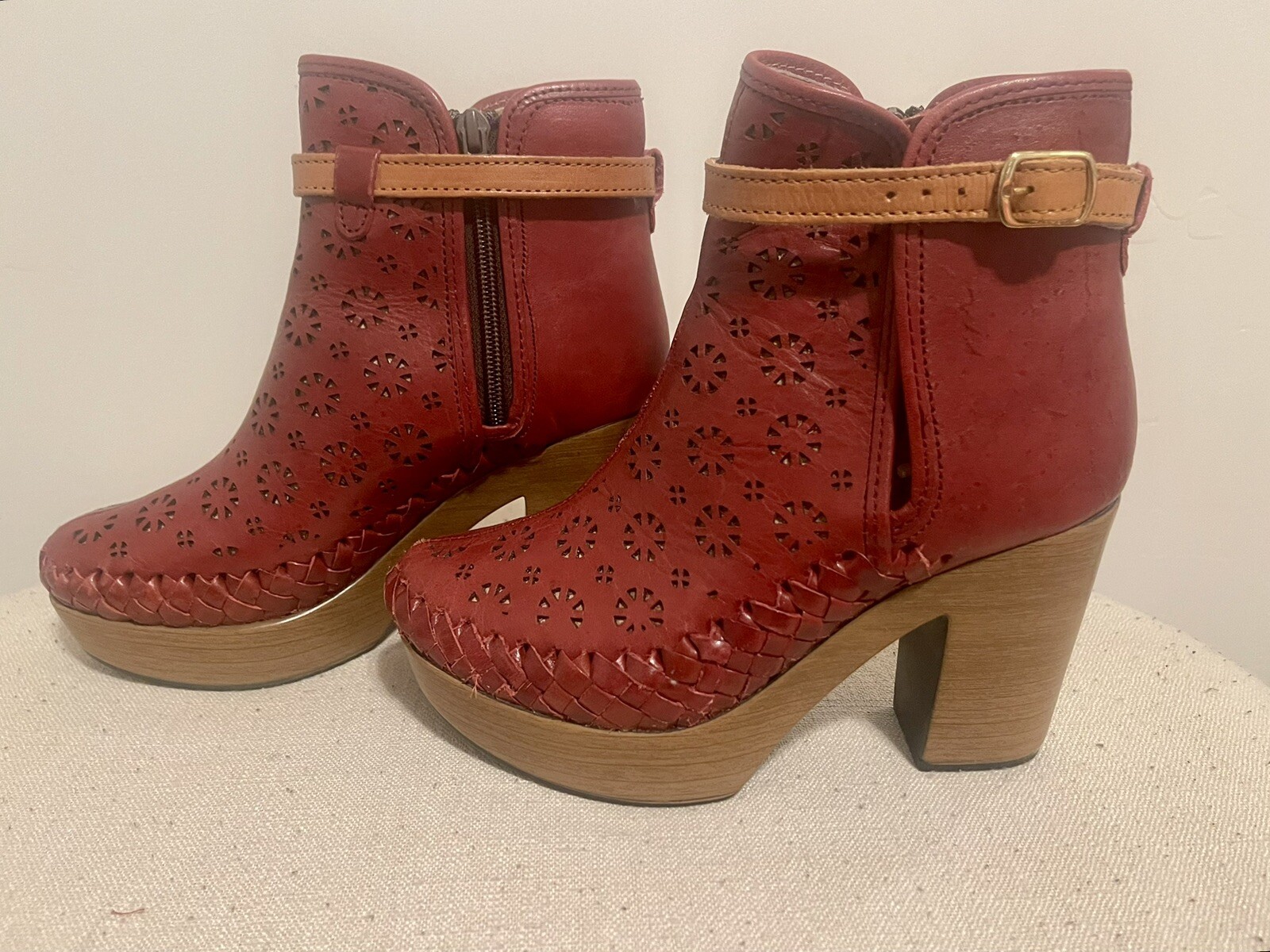 FIESTA FEET Perforated Leather Ankle Boots Sz 6. *Please See description*