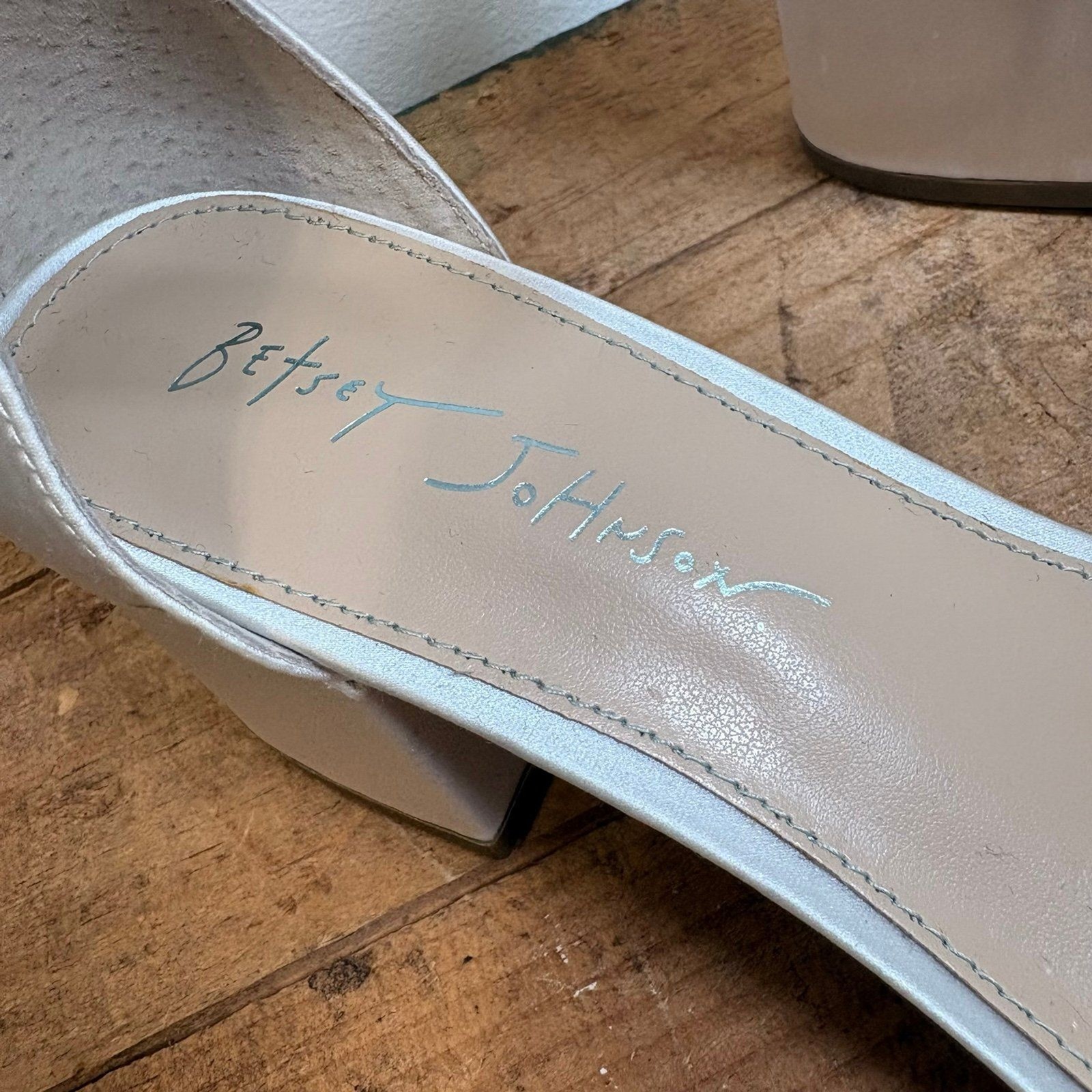 Betsey Johnson Mel Block Heel Evening Dyeable Sandals Sz 8