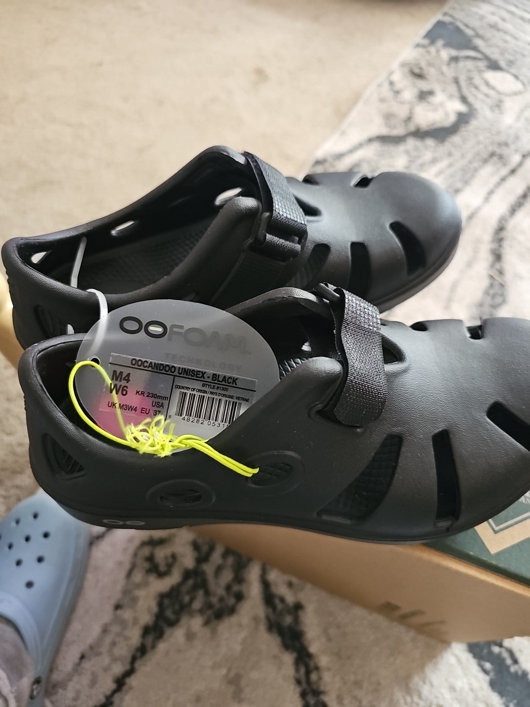 Oofos OOcandoo Unisex Adult Sandal Slip On Black M US 4 W US 6