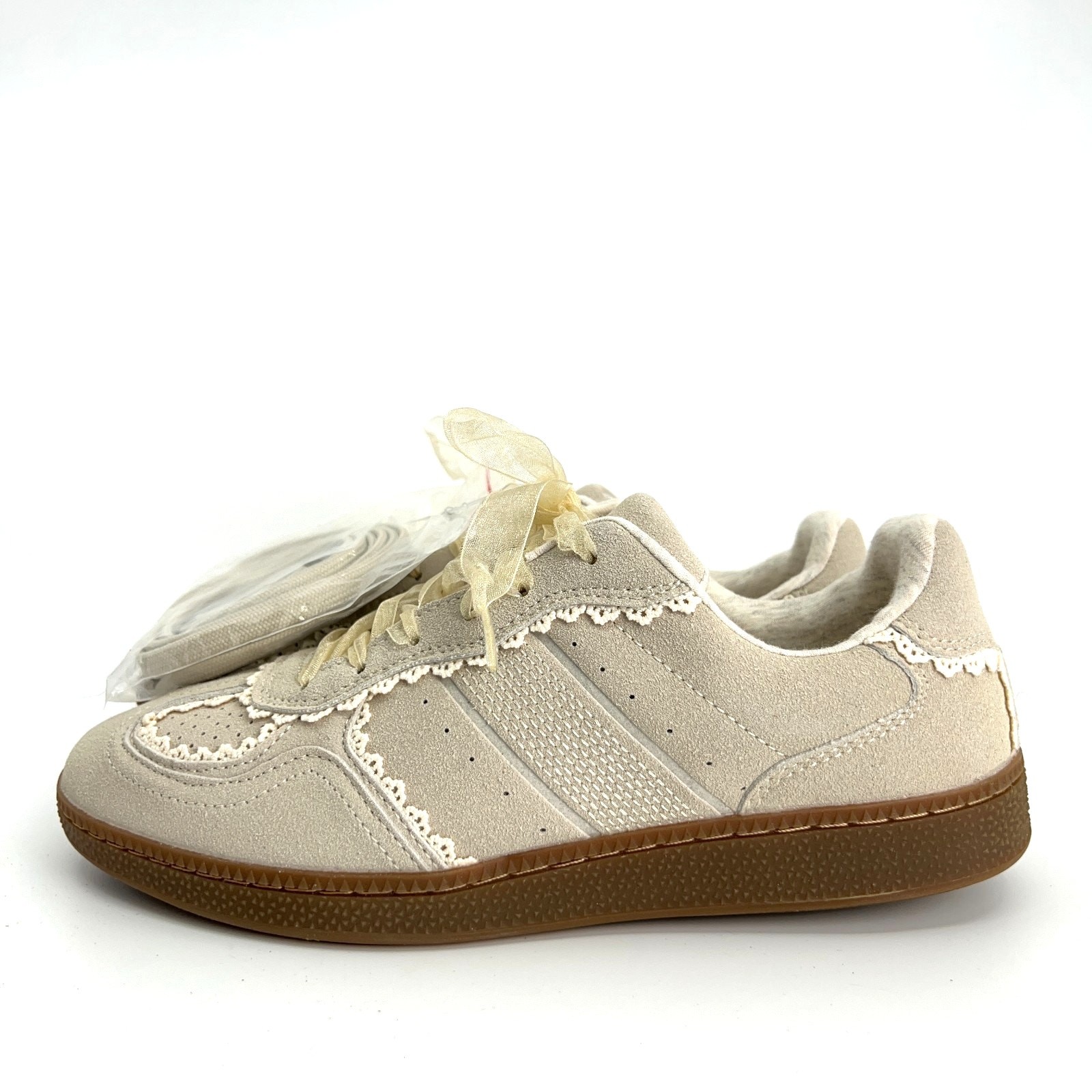 CUSHIONAIRE Belinda Womens Ivory Lace Detail Sneakers 8W