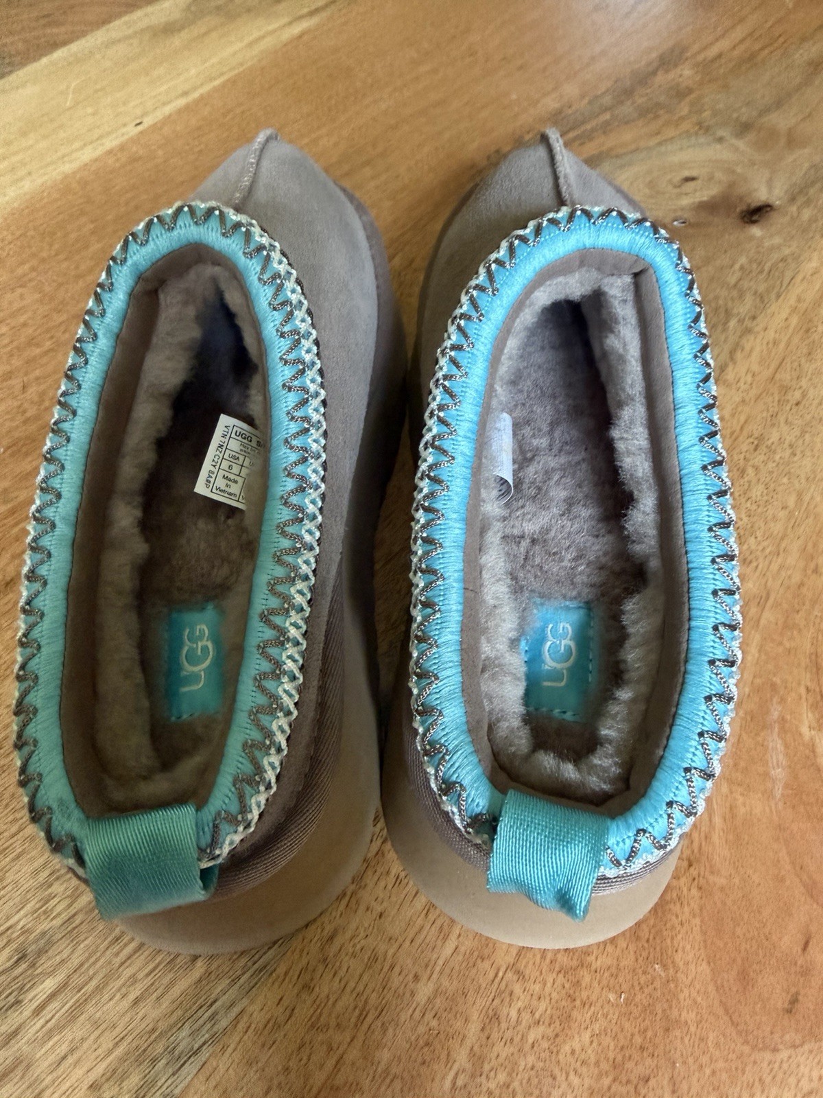 Women’s Ugg Platform Size 6