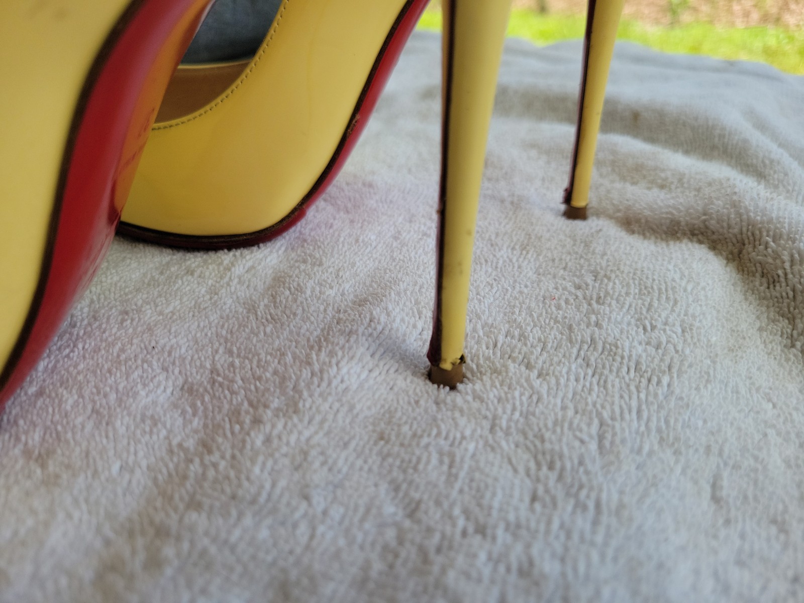 Christian Louboutin So Kate 100 Yellow Patent Leather Pumps. Eu 37