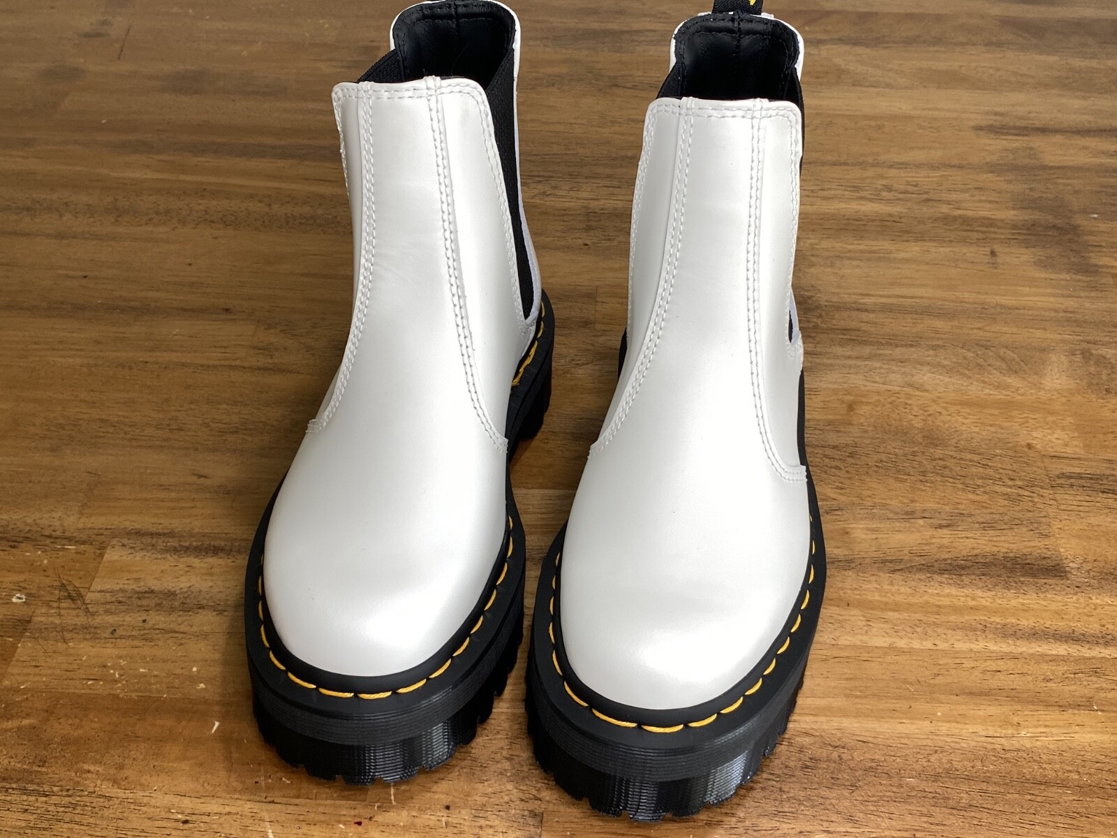 Dr. Martens 2976 Quad Platform Chelsea Unisex Boot | M 4 / W 5