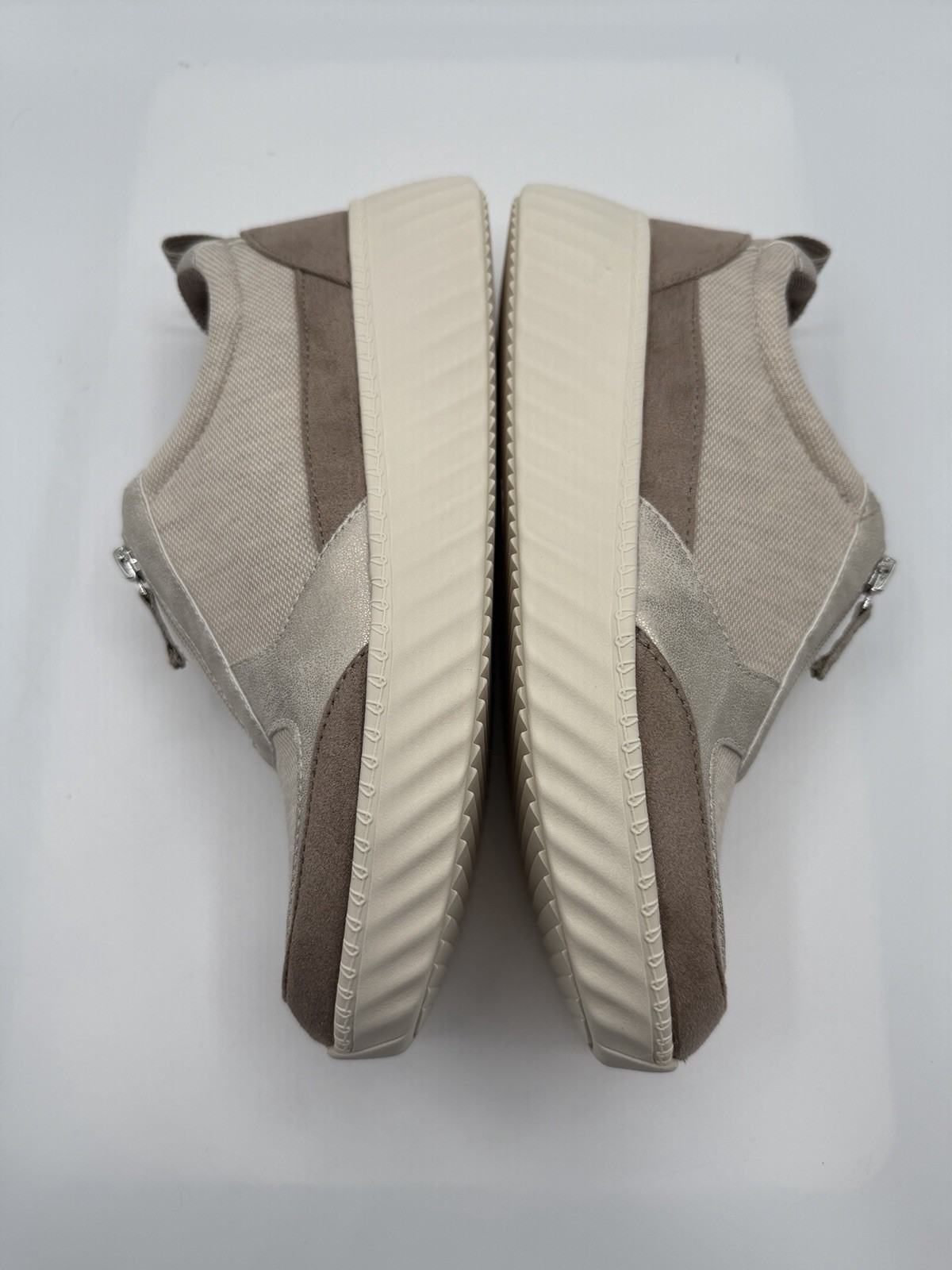 BZees Winner Comfort Sneaker, Women’s 9M, Beige,Gold Metallic Accents,Zip,NIB