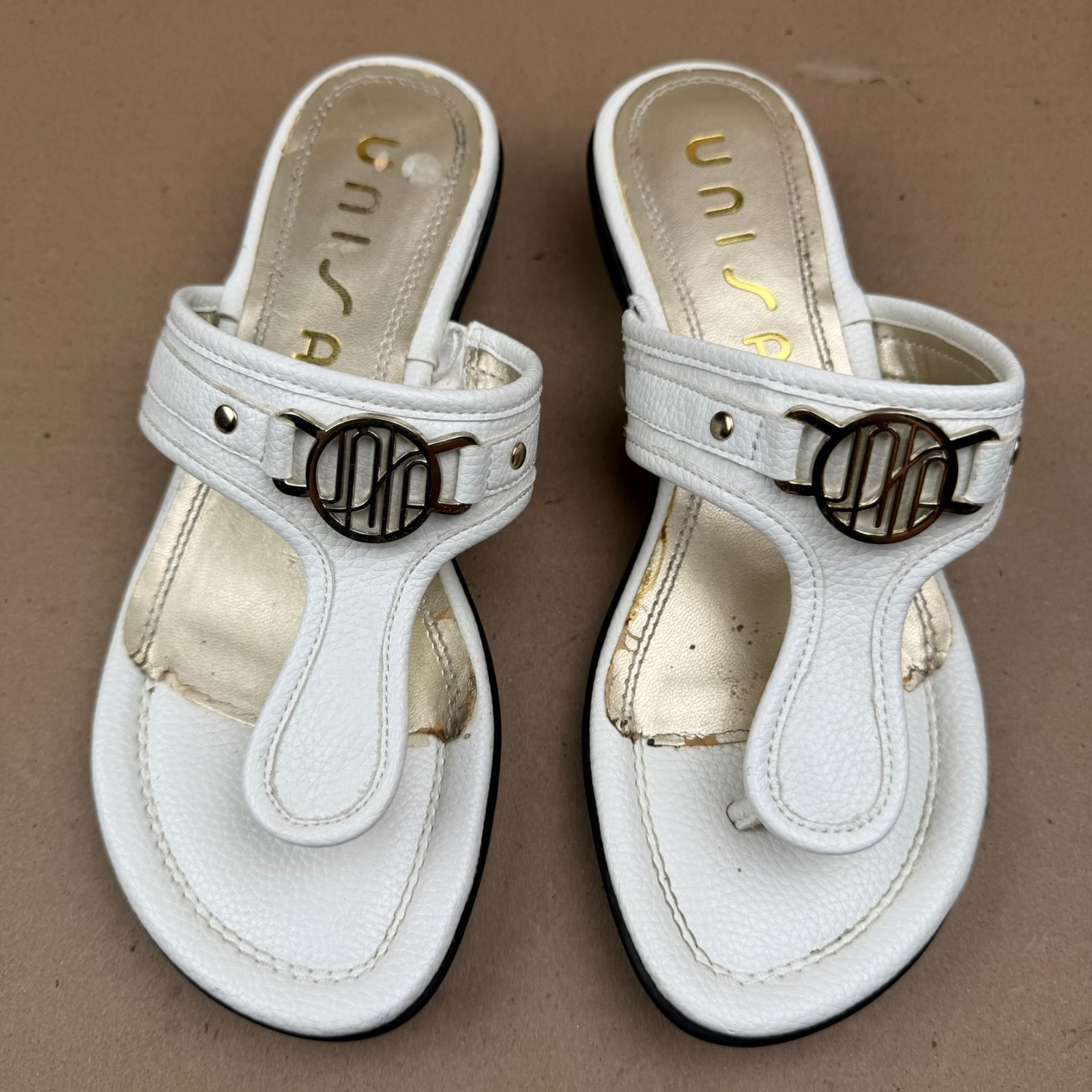 Unisa Sandals Womens 7.5M White Gold UNASHYR-R Thong Logo Slides Damaged