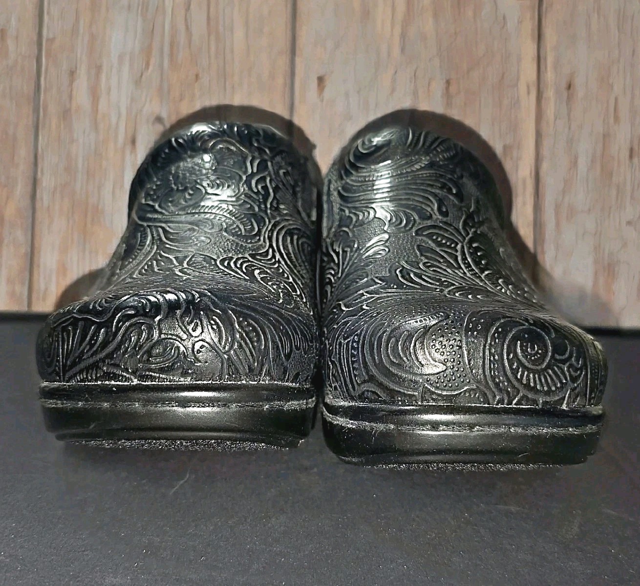 Yuu Bethanee Black Tooled Embossed Leather Floral Paisley Clogs Slip-On Shoes 8W