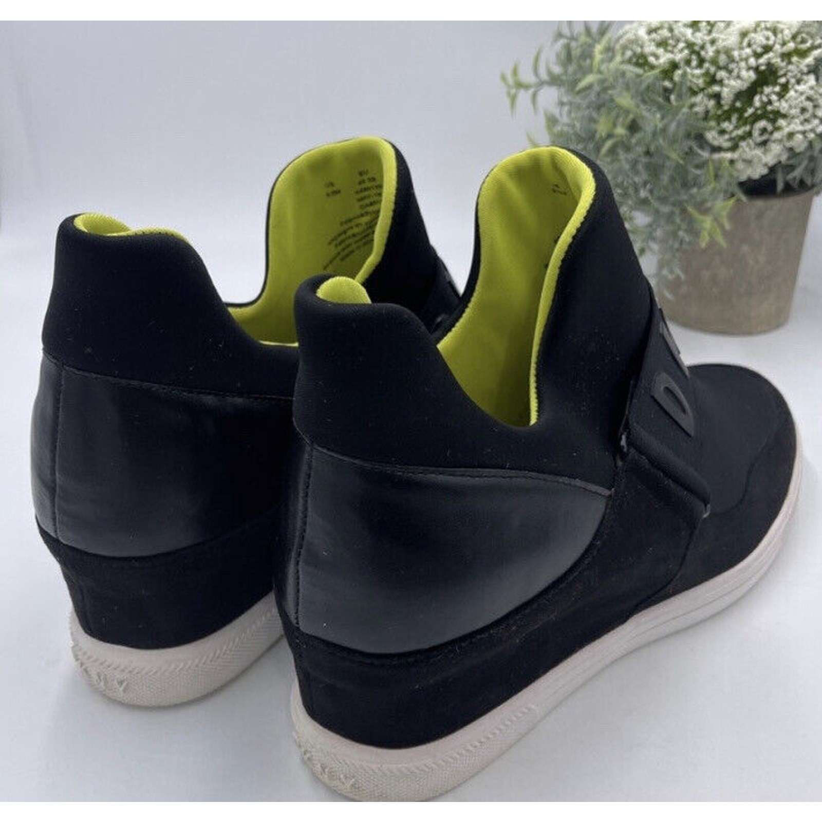 DKNY the Cosmos Logo 3″ Hidden Wedge Sneaker Slip On street style Sz 9.5M Black