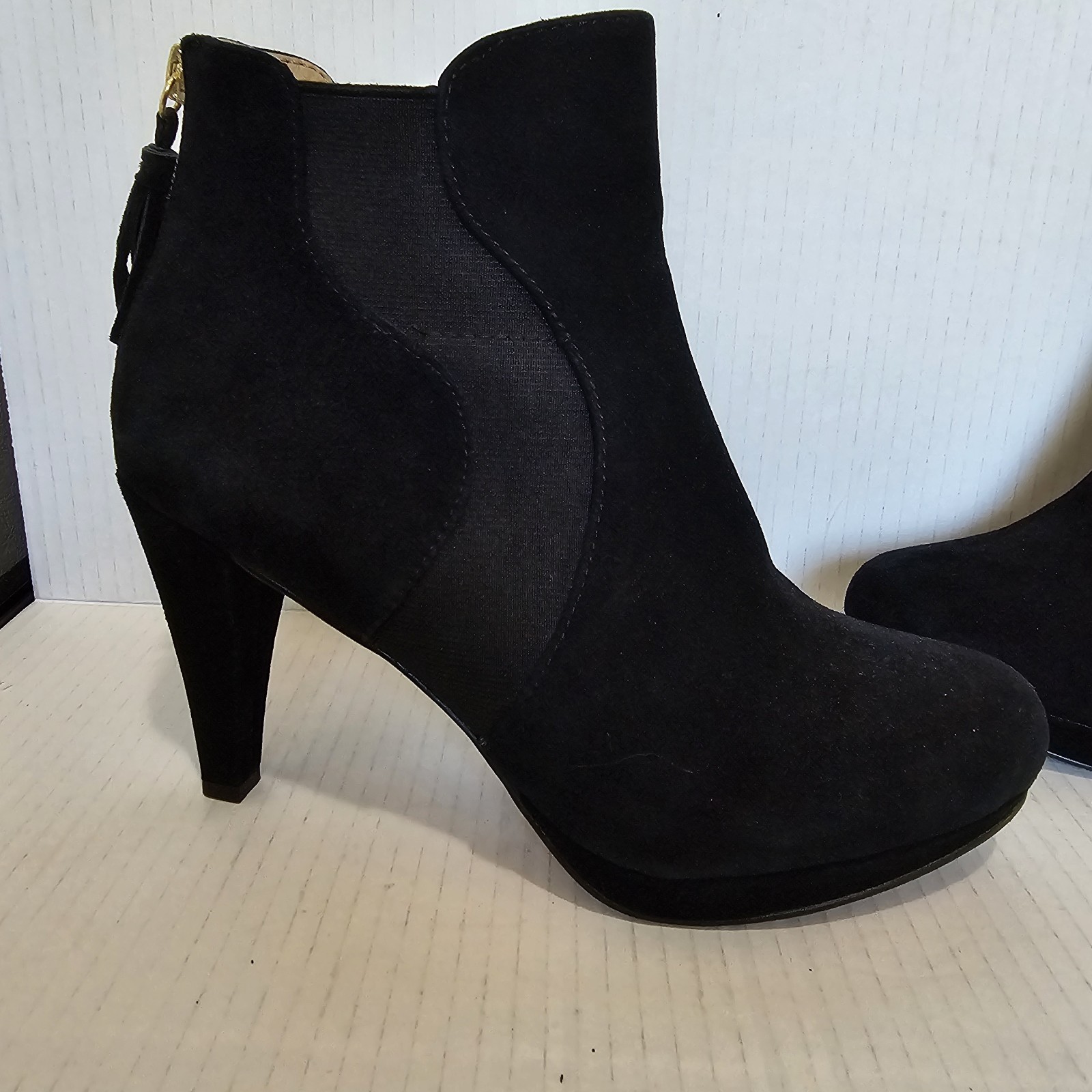 Adrienne Vittadini Pami Black Suede Leather Heeled Booties Sz 8 Fall winter