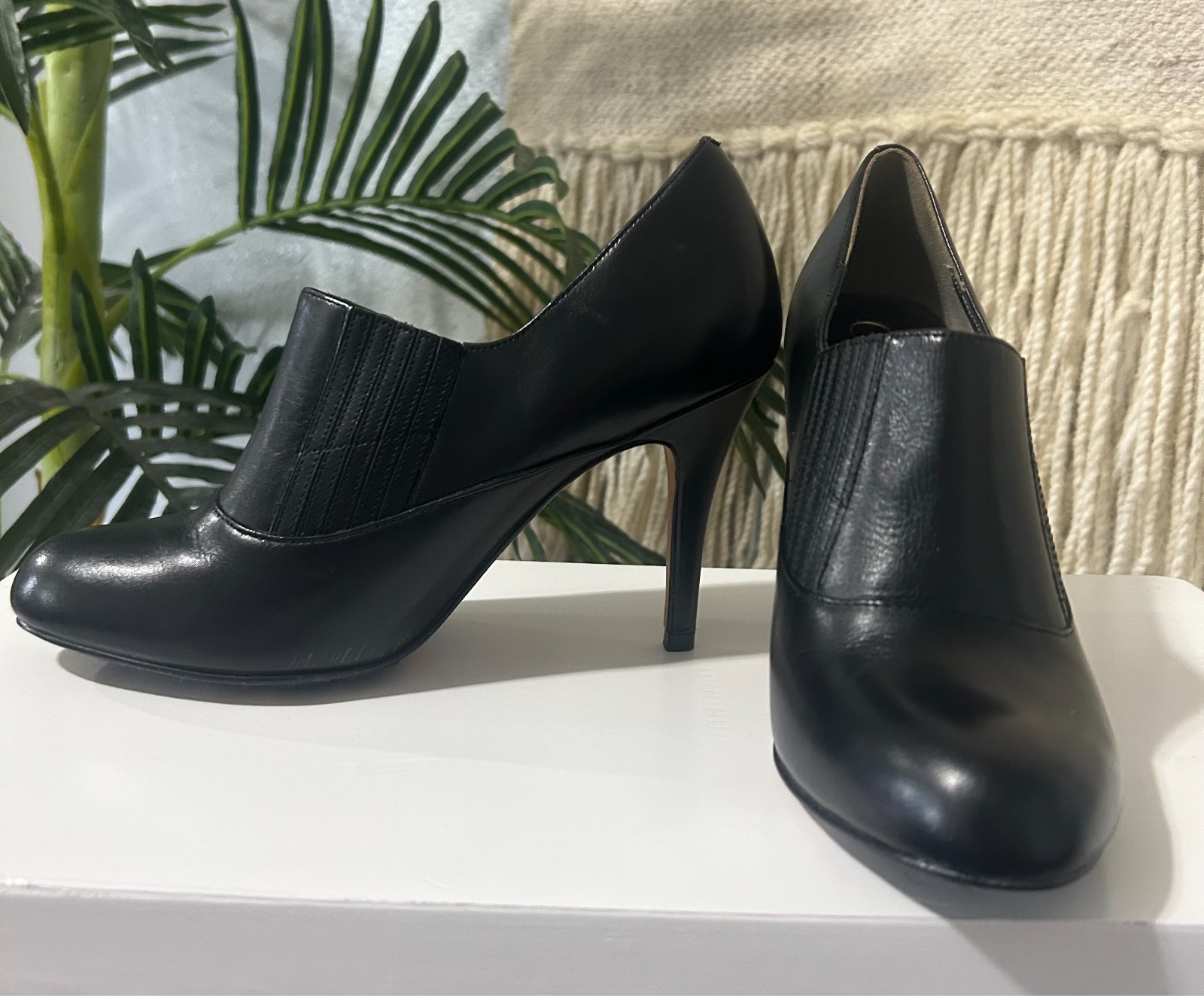 cole haan smooth black leather heels size 7.5 4 in. heel and round closed toe.