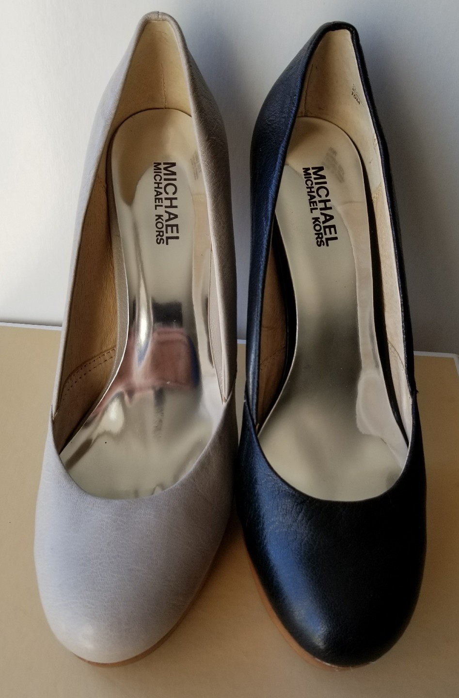 Michael KORS MK BELINDA SILVER LOGO PLATE ROUND TOE PUMPS US 10 I LOVE SHOES