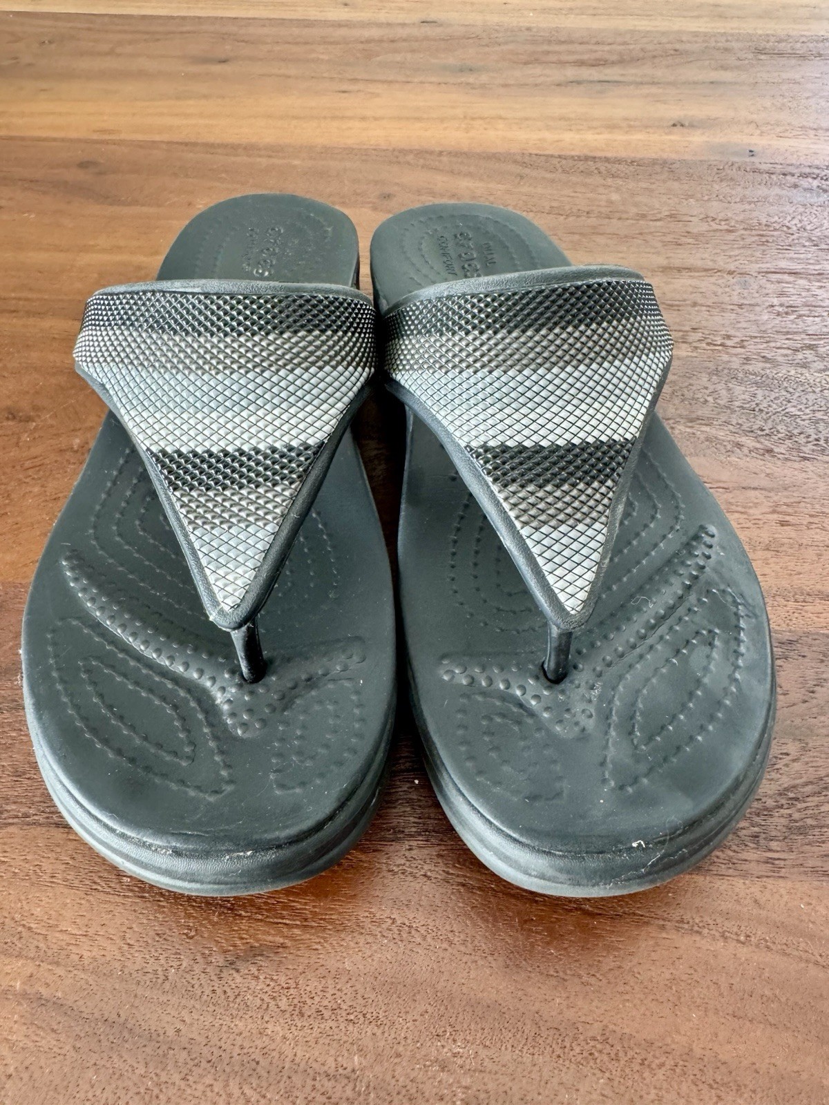 Crocs Monterey Black Silver Metallic Strap Wedge Flip Flop Sz 7 Women’s Sandals