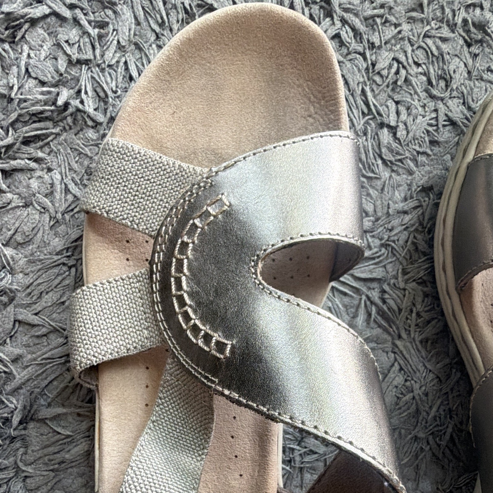 Clarks Women’s Silver Leather Strappy Hook & Loop Sandals Wide W Size 8