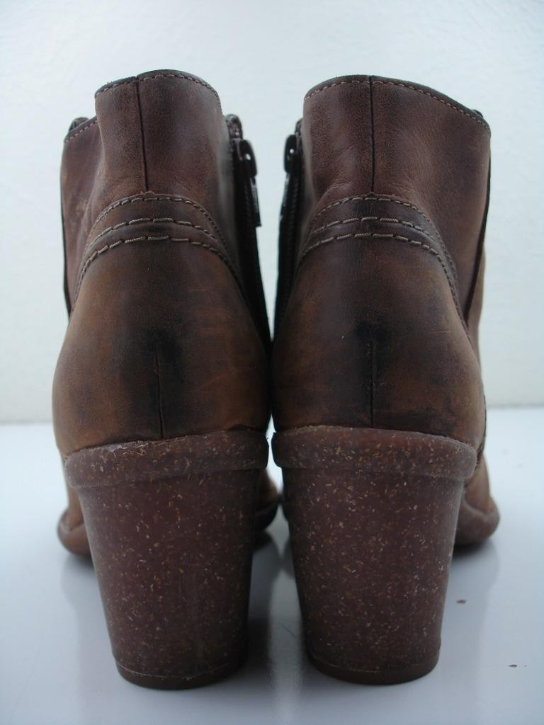 Women’s 7 M Clarks Artisan Carleta Paris Brown Leather Ankle Boots Side Zip Heel