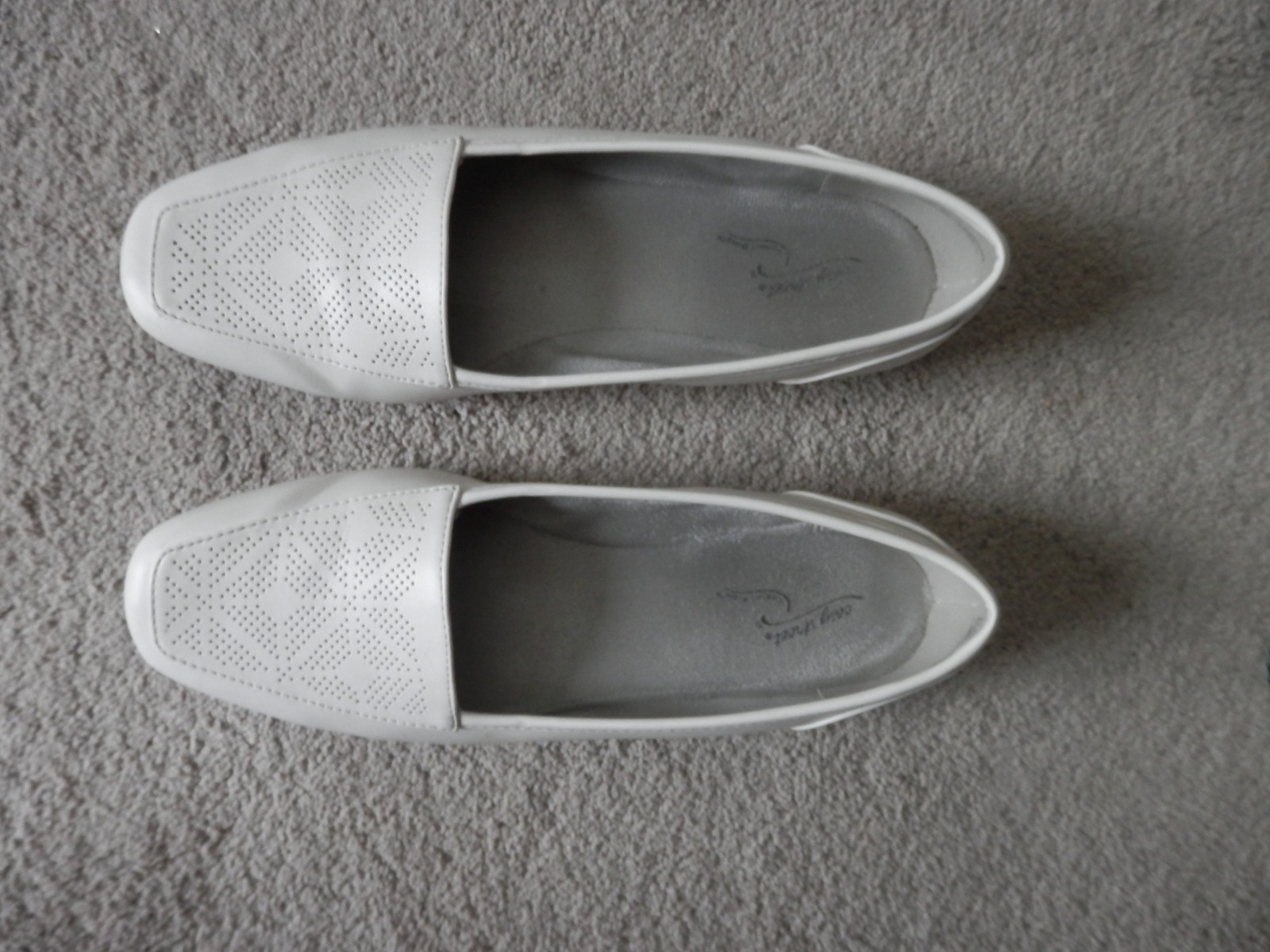 Ivory/Cream/ Off-White Easy Street Comfort Wave Loafers Size 8.5