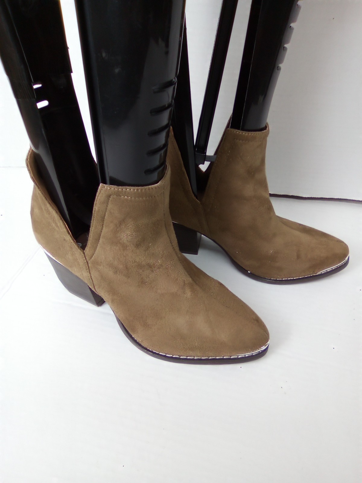 BOOTS WOMEN UNBRANDED SIZE 5.5 HAVE A LITTLE SPOT PICTURE PROVIDED SALE AS IS