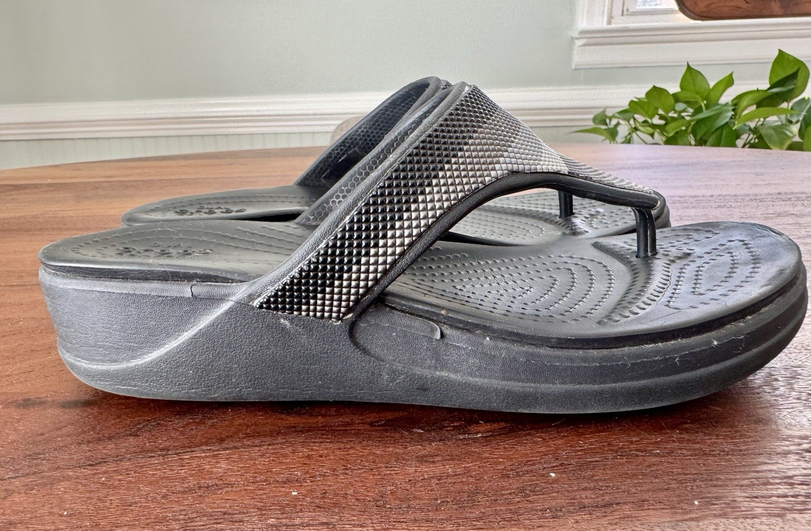 Crocs Monterey Black Silver Metallic Strap Wedge Flip Flop Sz 7 Women’s Sandals