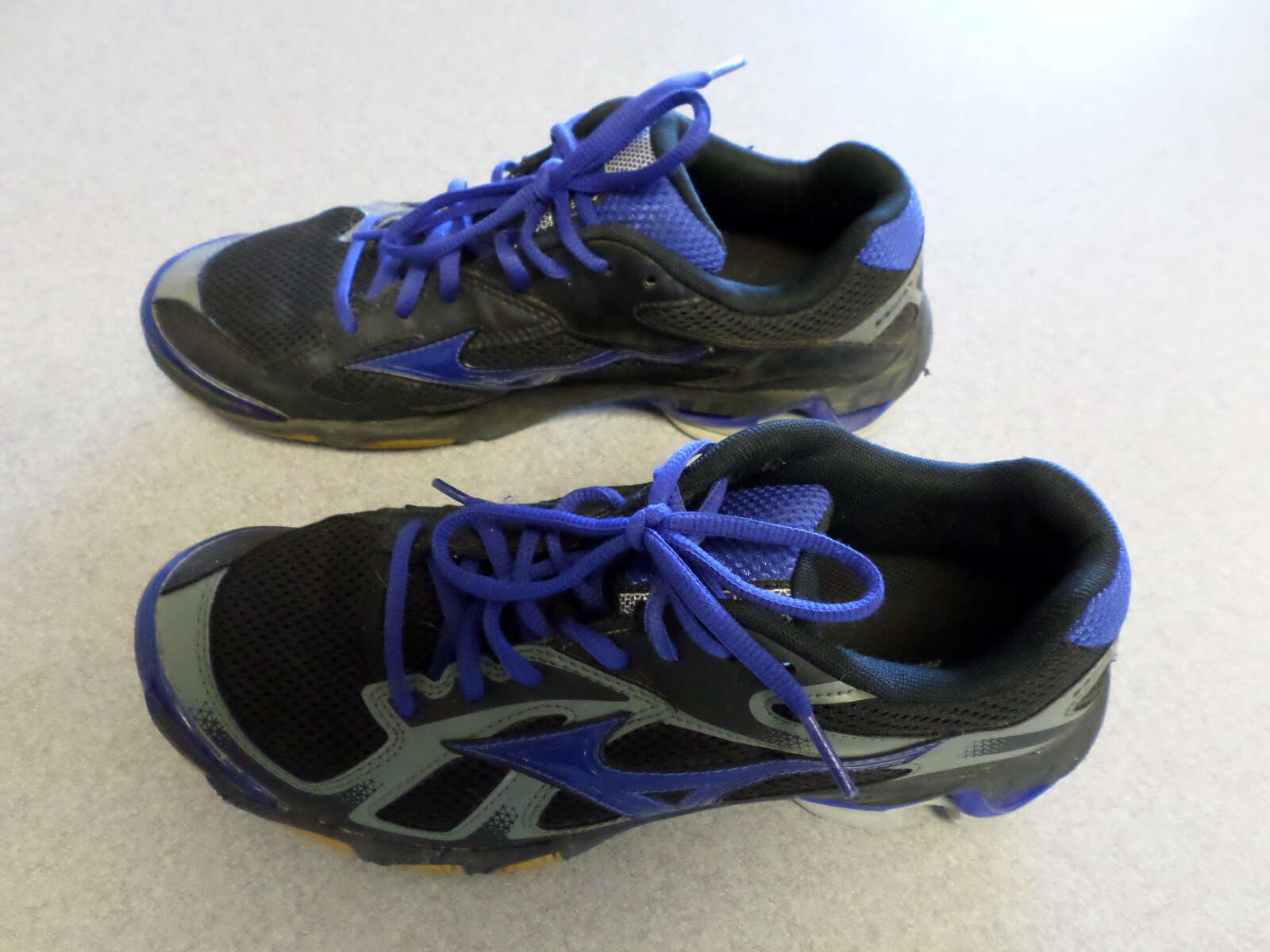 Mizuno «Wave Bolt 5» Black, Blue and Gray Volleyball Shoes. Women’s 9.5 (eur 40)