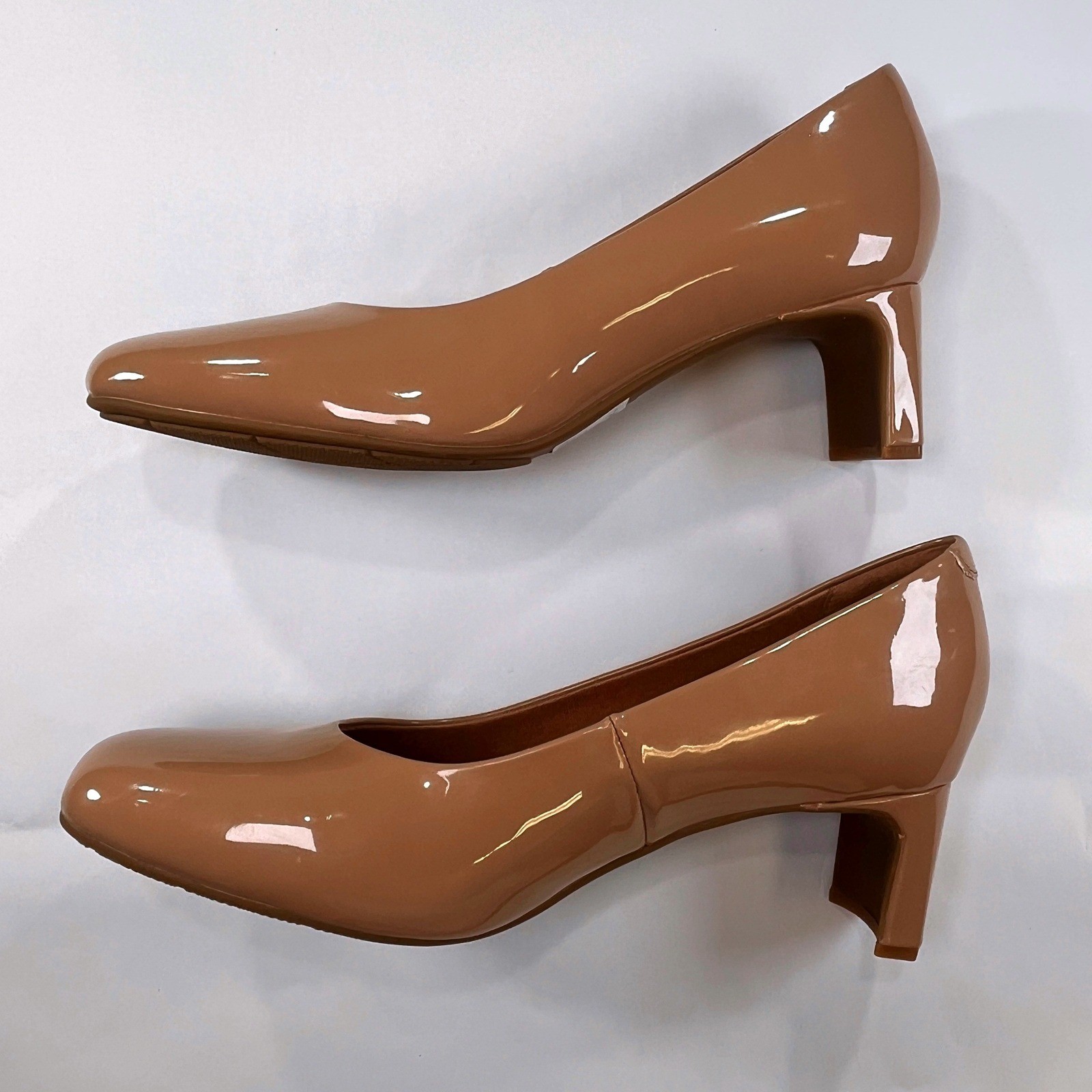 NEW Clarks Kyndall Iris Pumps Wmns 9.5 Warm Beige Patent Leather Block Heel Shoe