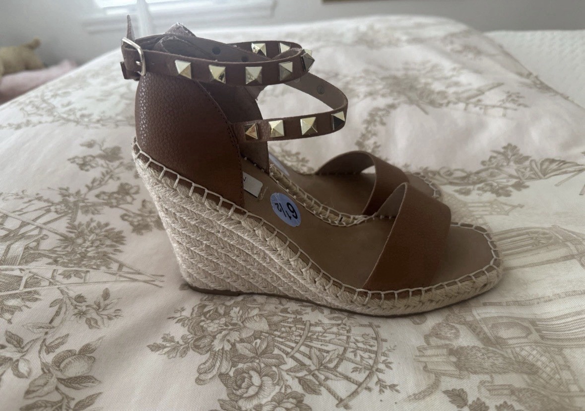 Steven New York Peni Studded Wedge Sandal – Cognac. Size 6.5.