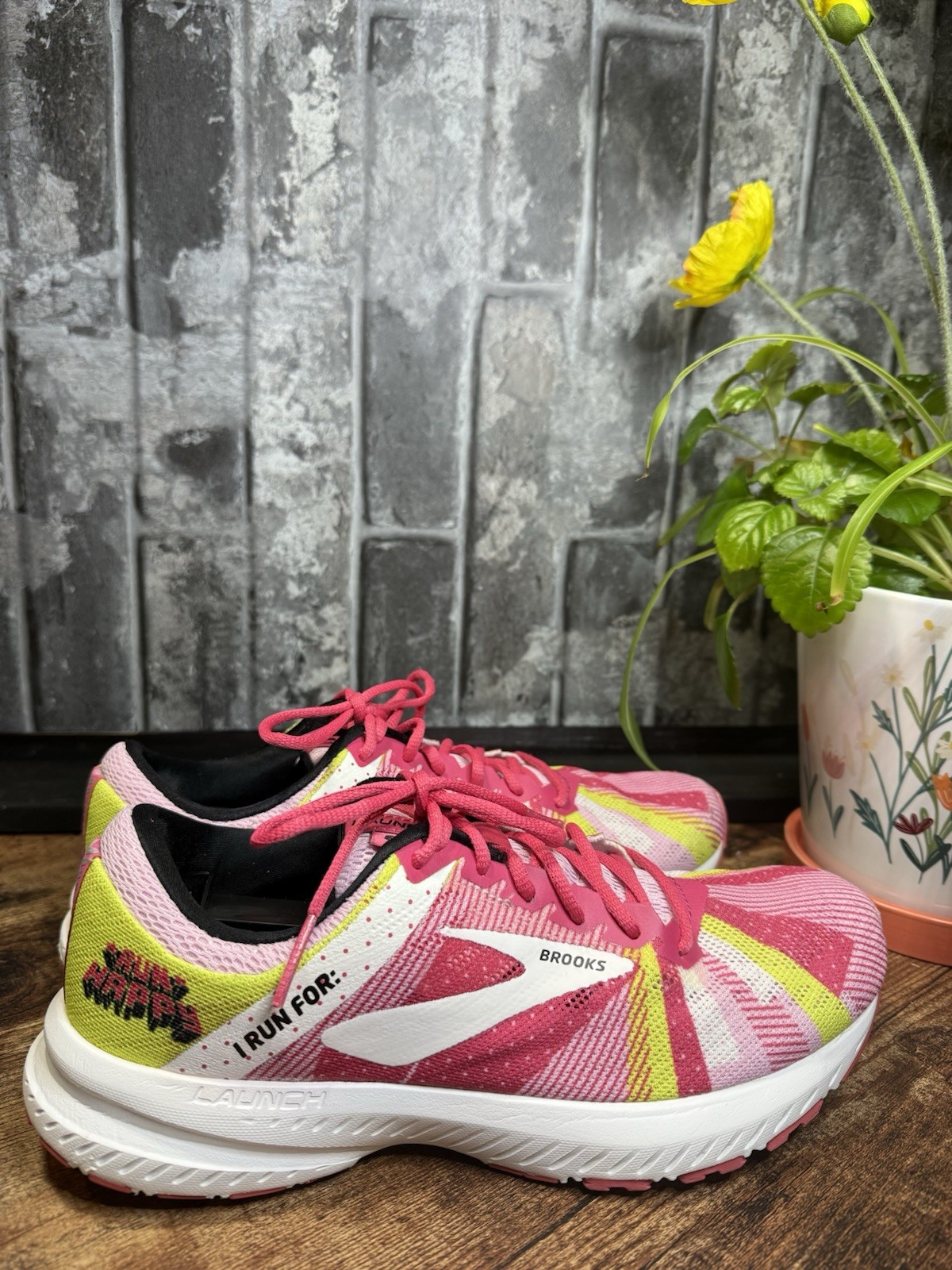 Brooks Launch 6 Women’s Pink/White/Yellow Low Top Lace-Up Logo Mesh Rubber