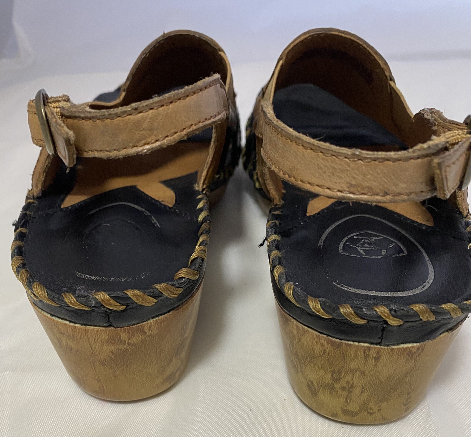 Ariat Women’s Two Tone Leather Open Toe Strap Back Sandals 2″ Heel Size 8.58″