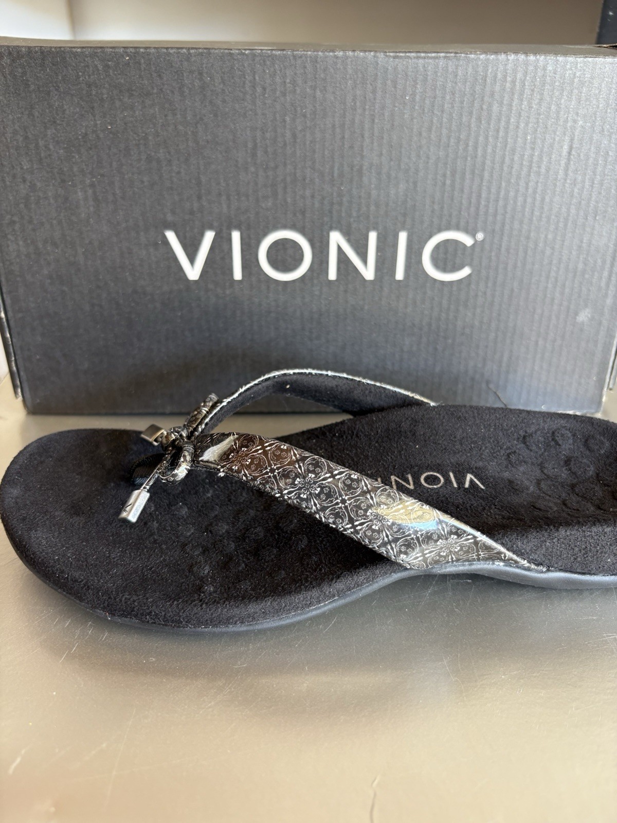 Vionic Women’s Black Silver Synthetic Thong Sandals Slip-On Flat Bow US 6.5 M