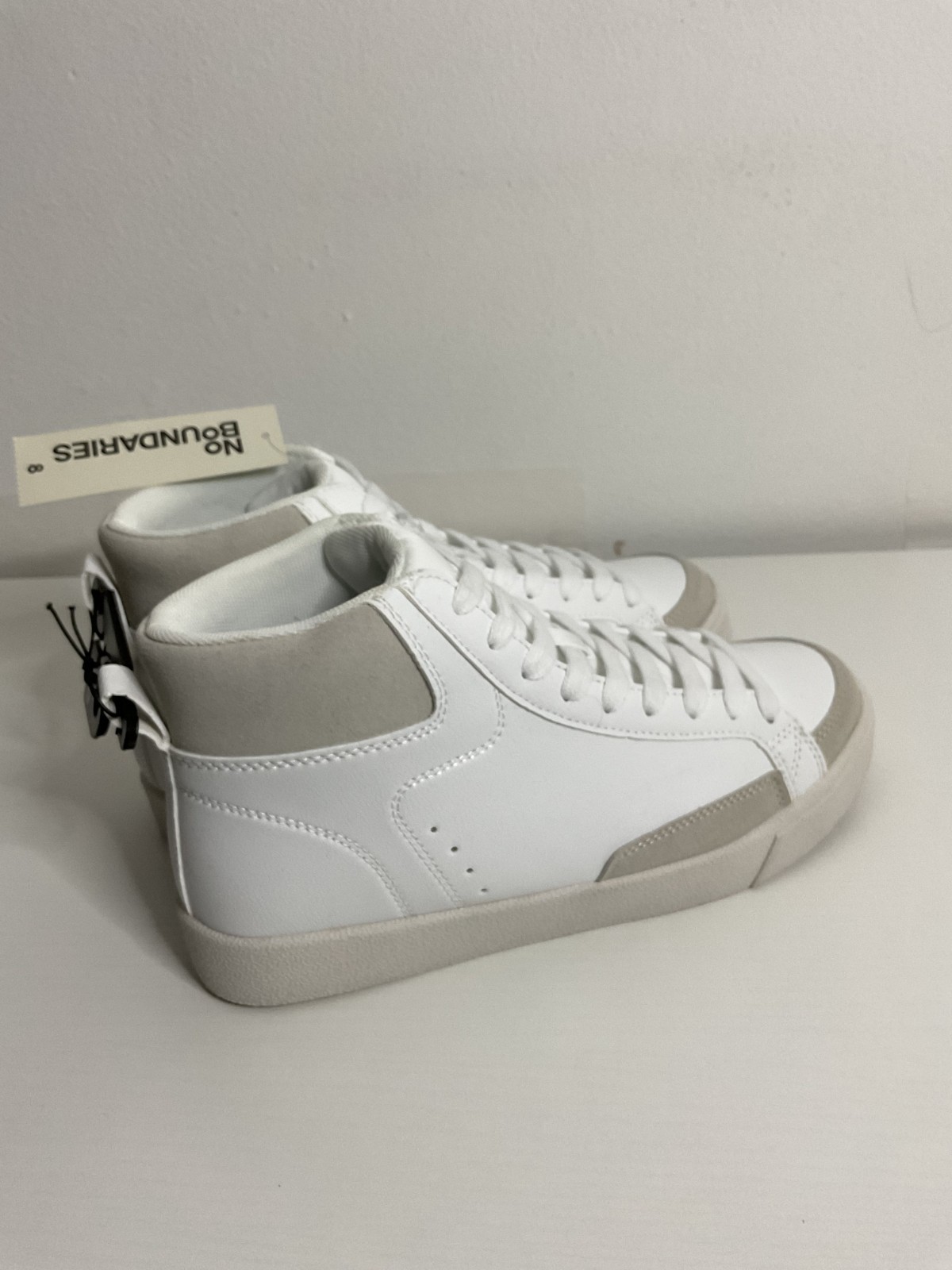 No Boundari High Top Women’s Memory Foam Sneaker in White w/ Suede Size 8