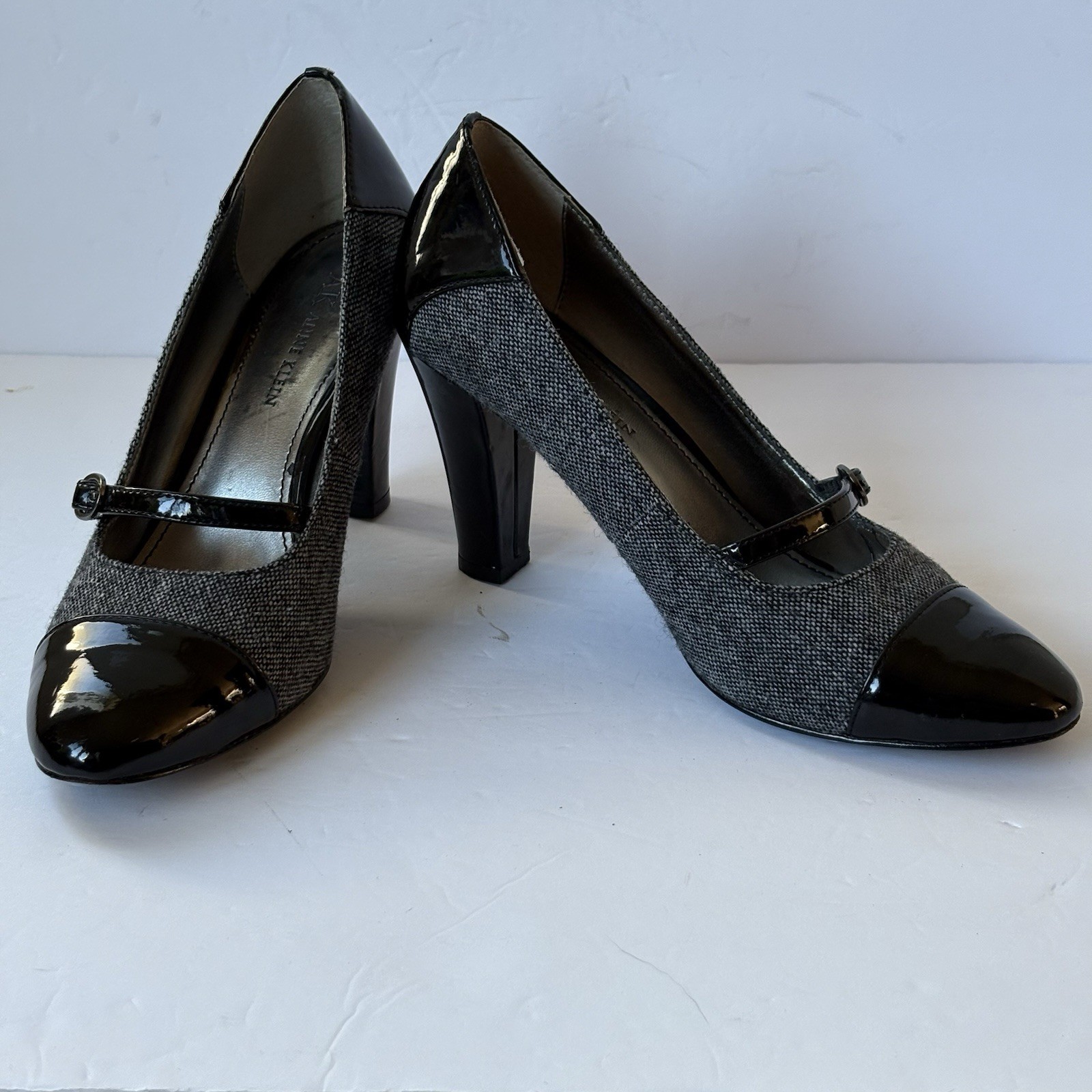 Anne Klein Mary Jane Heel Women 6 Sweet Pea Grey Fabric Black Patent Pump 3.25″