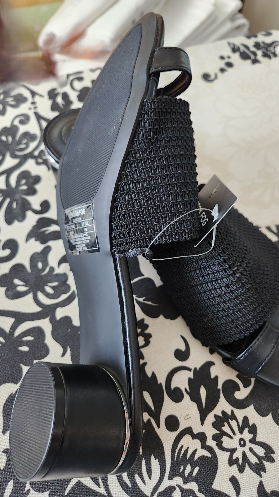 London Fog Collection Size 11M Black slip on Sandals Block Heels Toe ring