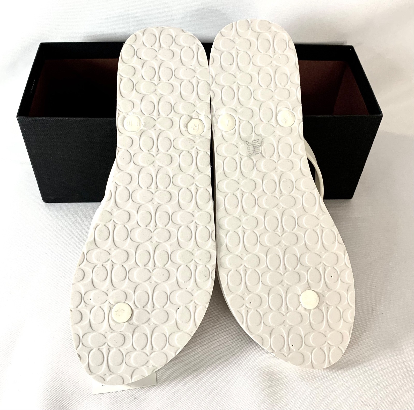 COACH Classic Flip Flop Abbigail Turnlock Logo Thong Sandals White Womens SZ 10
