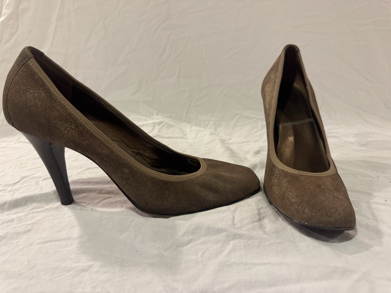 Metallic Bronze Suede Tahari Pumps Size 9.5 3.5” Heel