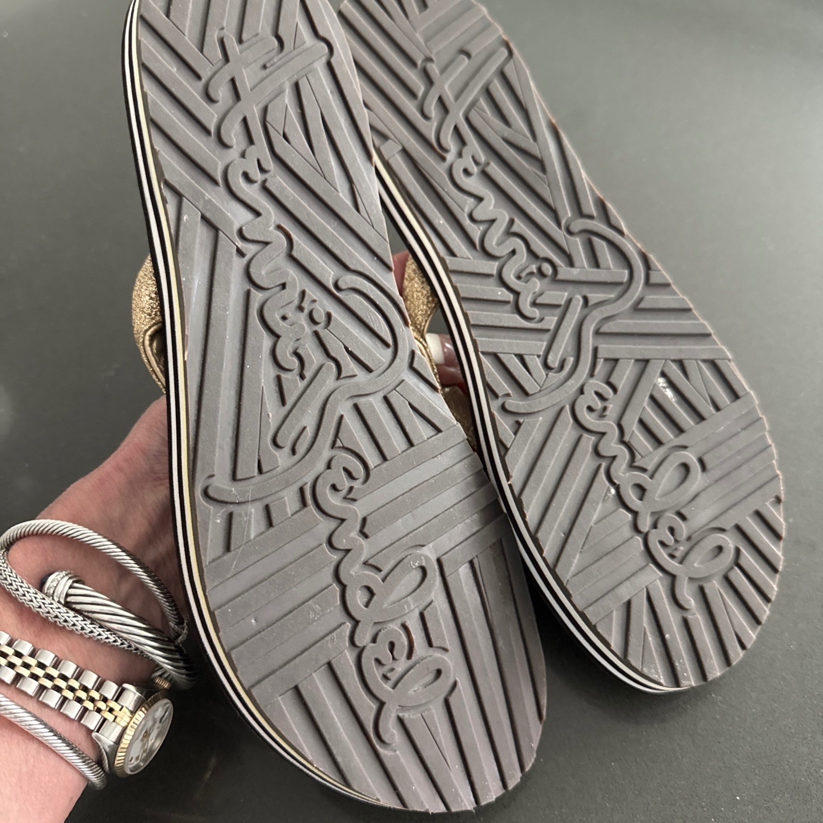 NEW Vtg Henri Bendel Signature GOLD Brown White Striped Flip Flops SZ 9/10 w/Bag