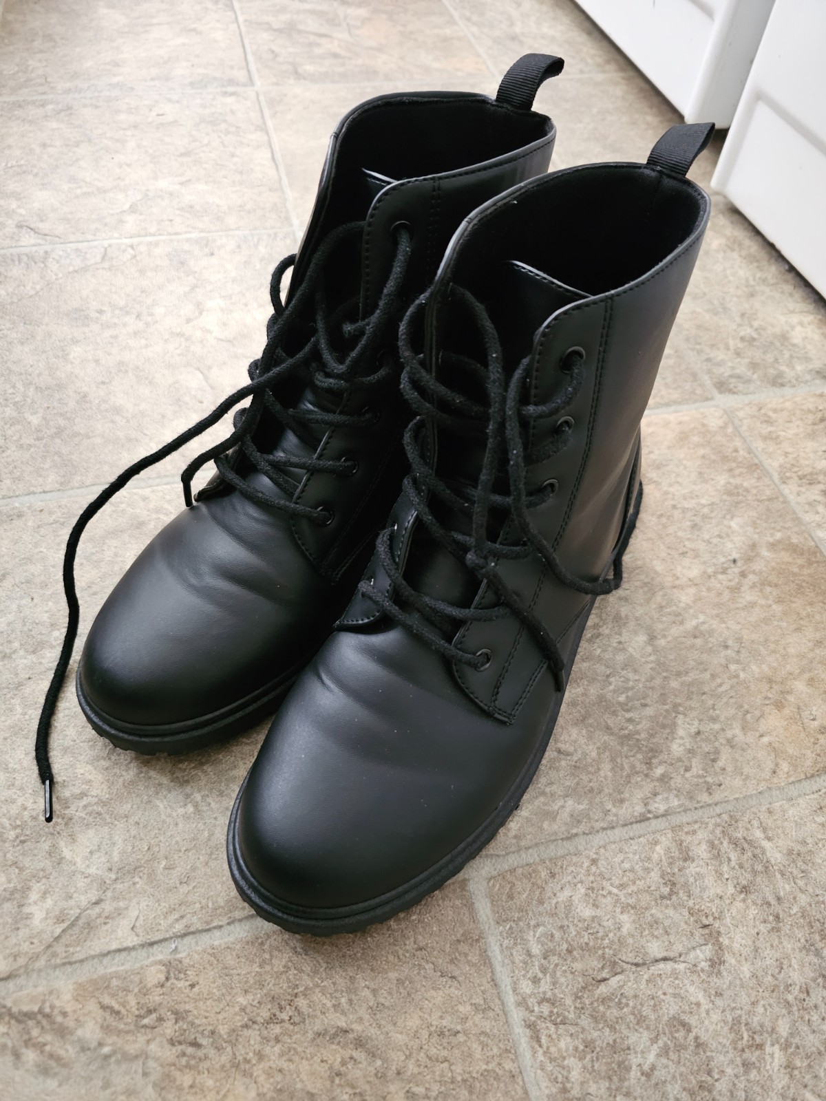 Women’s Classic Front Lace-up combat boots, US size 8