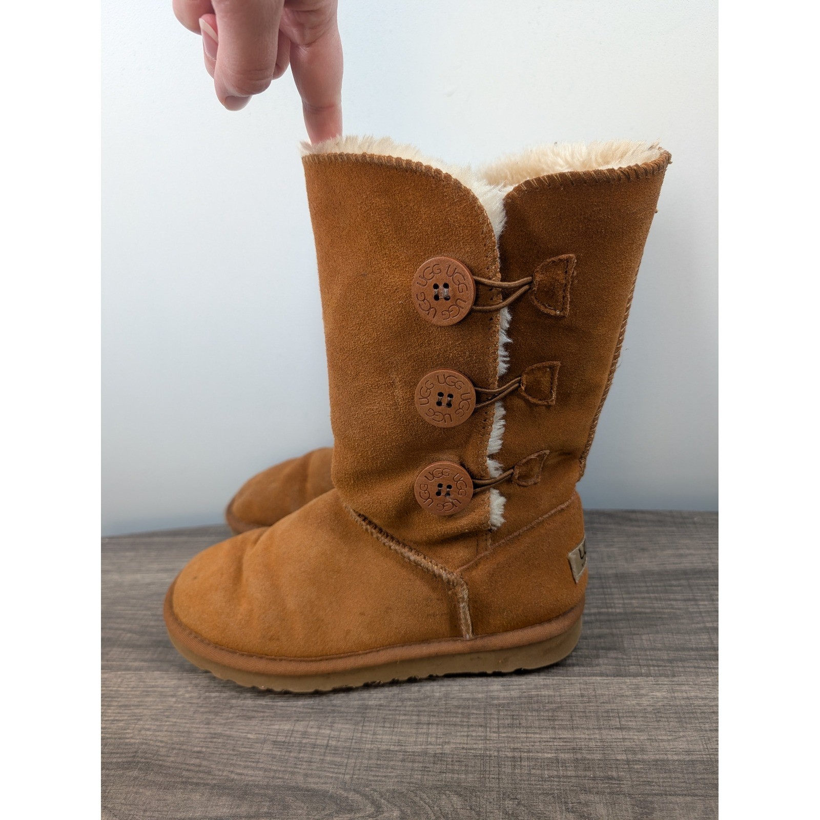 UGG Australia Classic Bailey Button Boots Chestnut Suede Sheepskin Lined Size 8